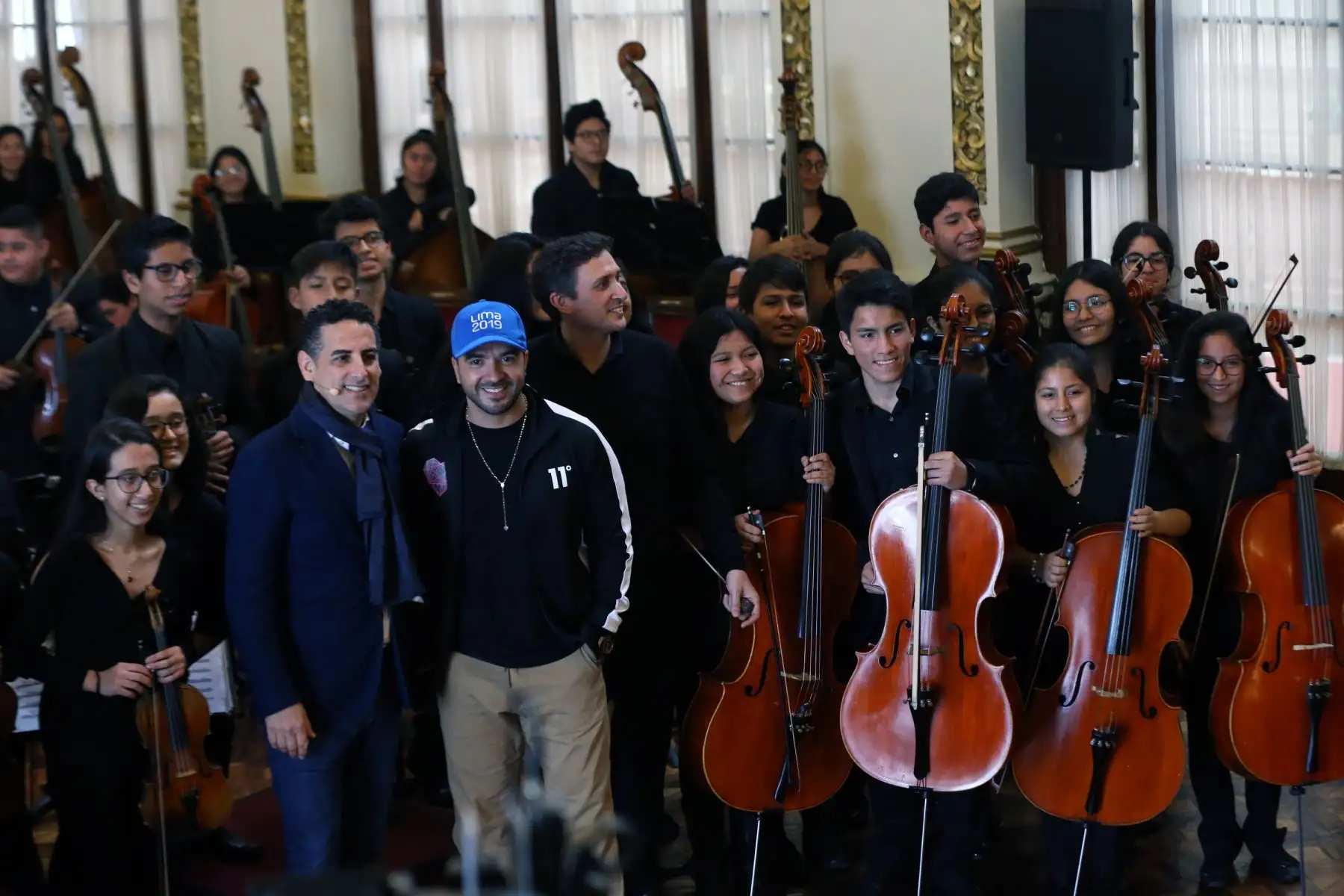Juan Diego Flórez en el encuentro especial con los jóvenes y niños de la orquesta y coros de Sinfonía por el Perú, son acompañados por Luis Fonsi .Foto: ANDINA/Norman Córdova