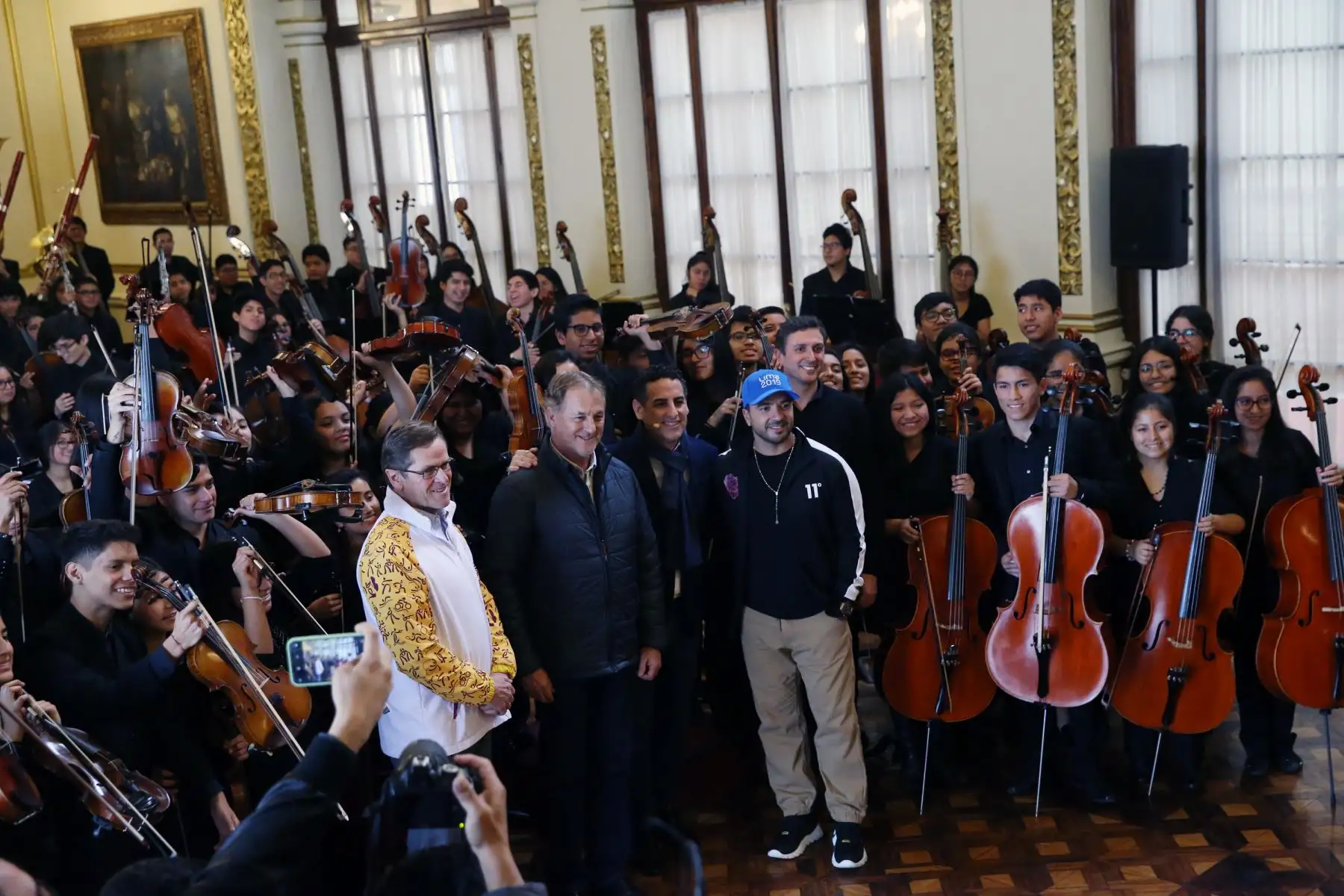 Juan Diego Flórez en el encuentro especial con los jóvenes y niños de la orquesta y coros de Sinfonía por el Perú, son acompañados por Luis Fonsi .Foto: ANDINA/Norman Córdova