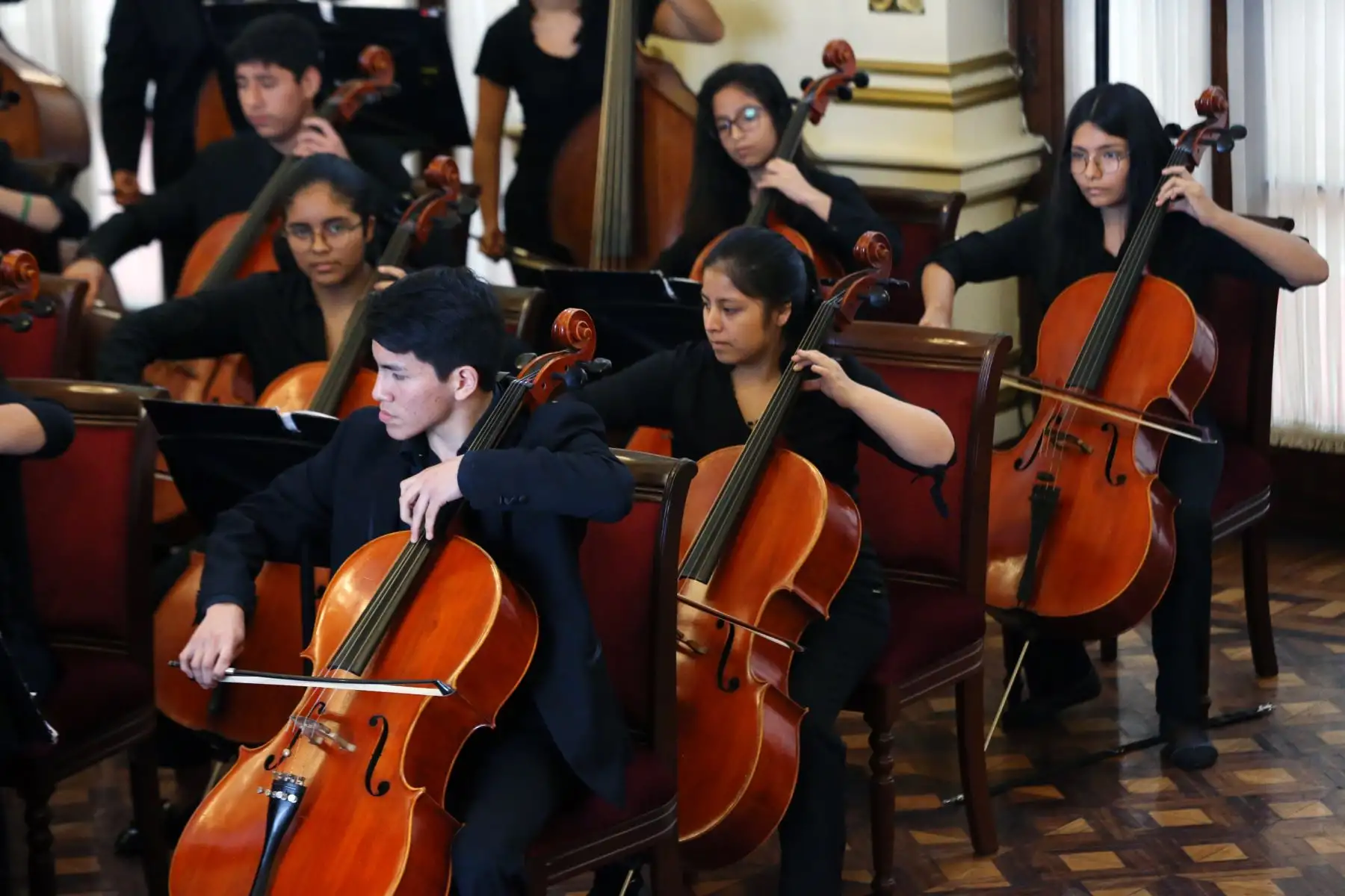 Juan Diego Flórez en el encuentro especial con los jóvenes y niños de la orquesta y coros de Sinfonía por el Perú, son acompañados por Luis Fonsi .Foto: ANDINA/Norman Córdova