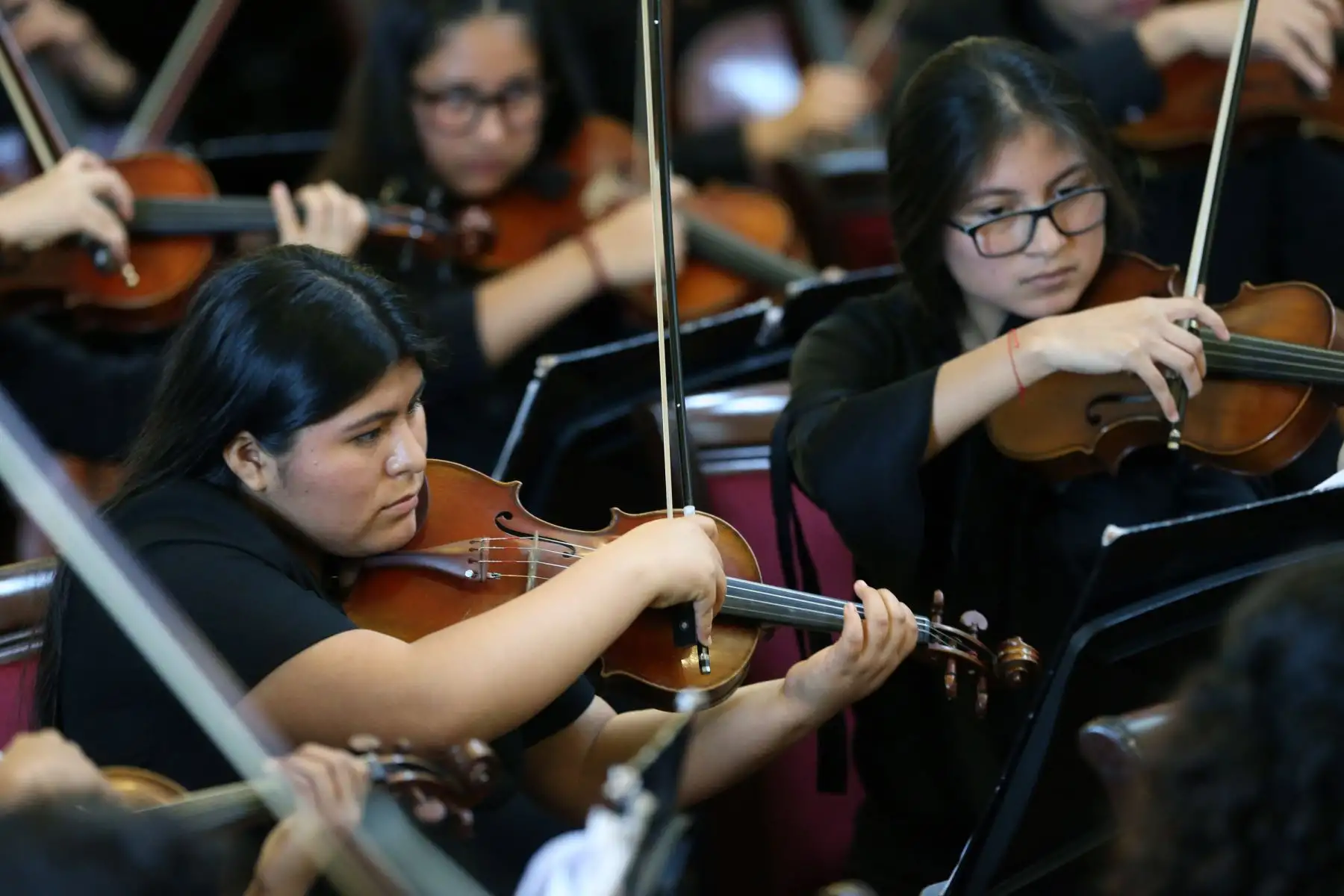 Juan Diego Flórez en el encuentro especial con los jóvenes y niños de la orquesta y coros de Sinfonía por el Perú, son acompañados por Luis Fonsi .Foto: ANDINA/Norman Córdova