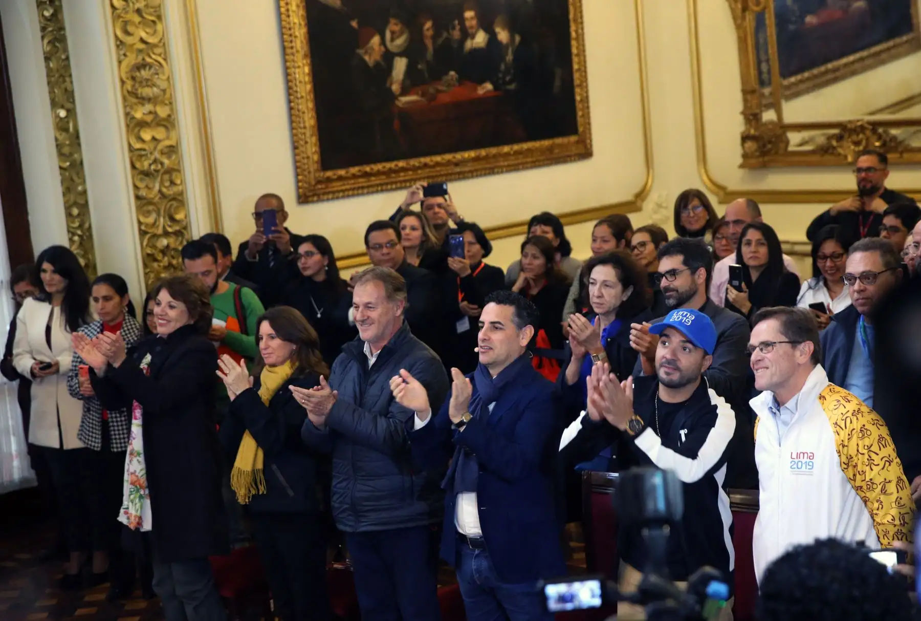 Juan Diego Flórez en el encuentro especial con los jóvenes y niños de la orquesta y coros de Sinfonía por el Perú, son acompañados por Luis Fonsi .Foto: ANDINA/Norman Córdova