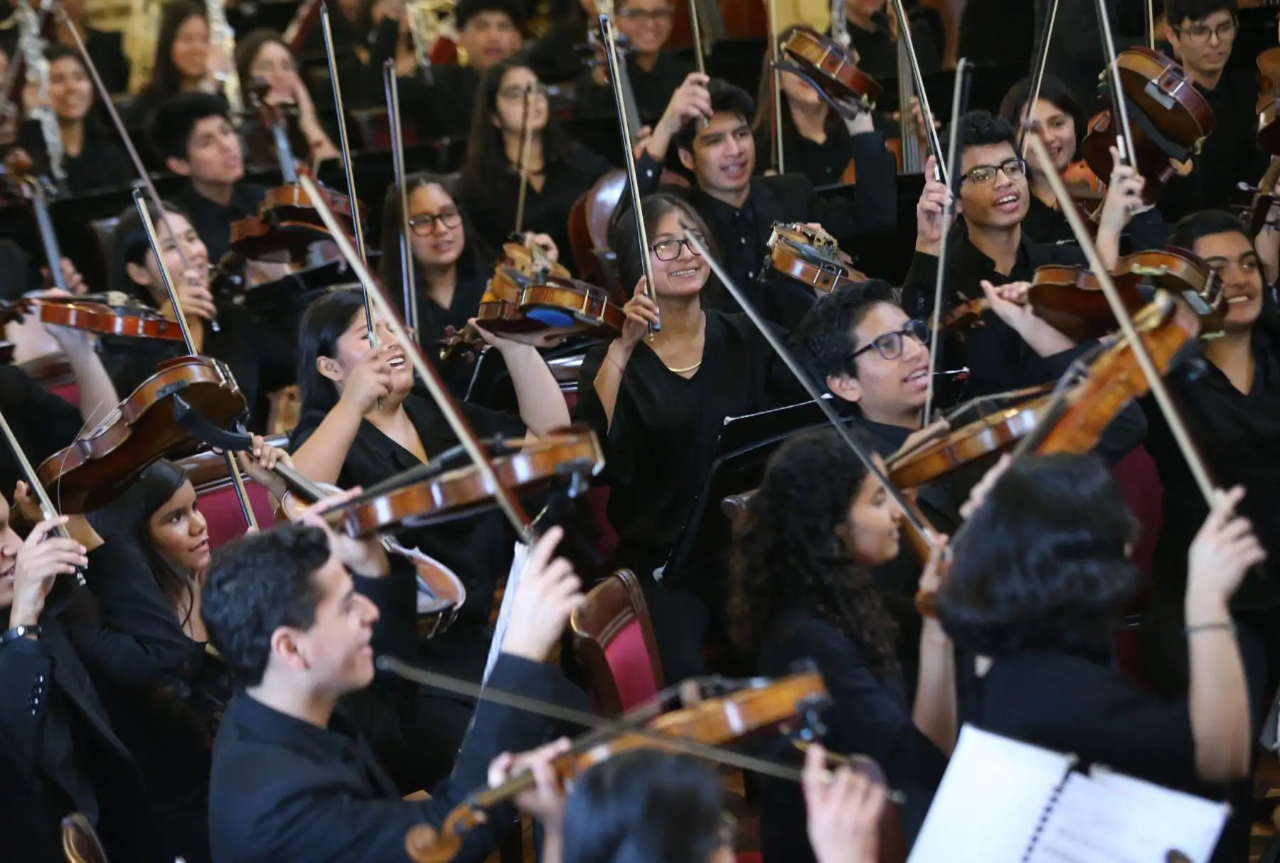 Juan Diego Flórez en el encuentro especial con los jóvenes y niños de la orquesta y coros de Sinfonía por el Perú, son acompañados por Luis Fonsi .Foto: ANDINA/Norman Córdova