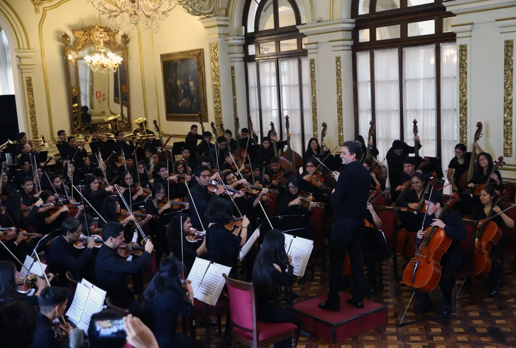 Juan Diego Flórez en el encuentro especial con los jóvenes y niños de la orquesta y coros de Sinfonía por el Perú, son acompañados por Luis Fonsi .Foto: ANDINA/Norman Córdova