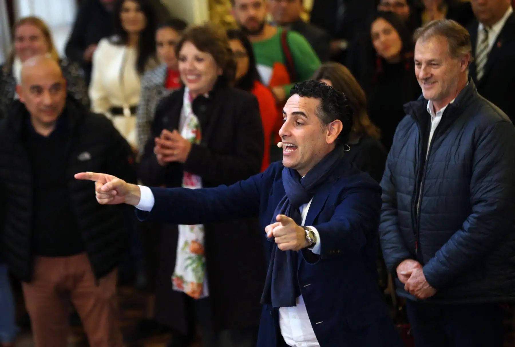 Juan Diego Flórez en el encuentro especial con los jóvenes y niños de la orquesta y coros de Sinfonía por el Perú, son acompañados por Luis Fonsi .Foto: ANDINA/Norman Córdova