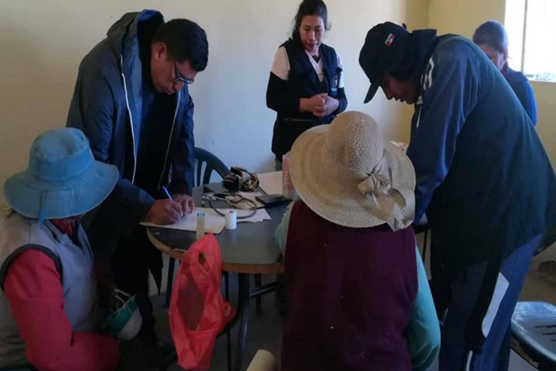 Ante el incremento de la actividad del volcán Ubinas, en Moquegua, la ministra de Salud, Zulema Tomás, invocó a la población evacuar a las zonas de albergue para resguardar su salud e integridad física .
