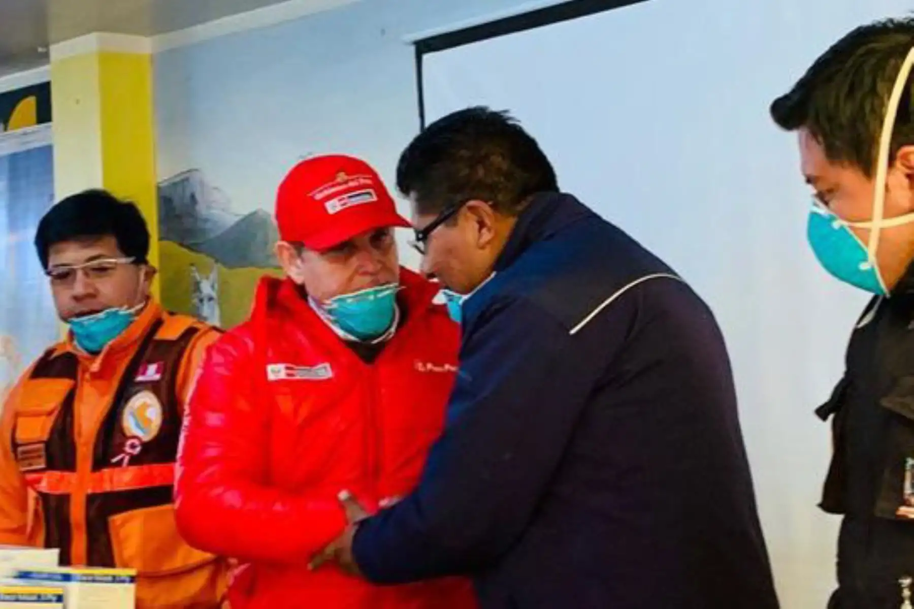 El viceministro de Trabajo, Augusto Eguiguren, encabezó comitiva que recorrió distritos puneños afectados por explosión del volcán Ubinas.