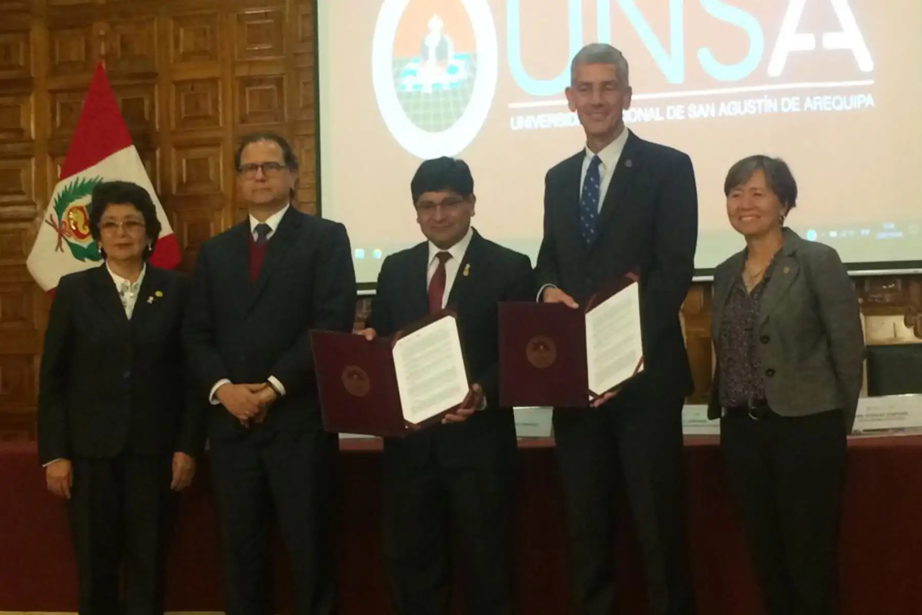 El ministro Francisco Ísmodes participó en la firma del convenio entre la Universidad Nacional de San Agustín (UNSA) y Colorado School of Mines de Estados Unidos. Foto: ANDINA/Rocío Méndez