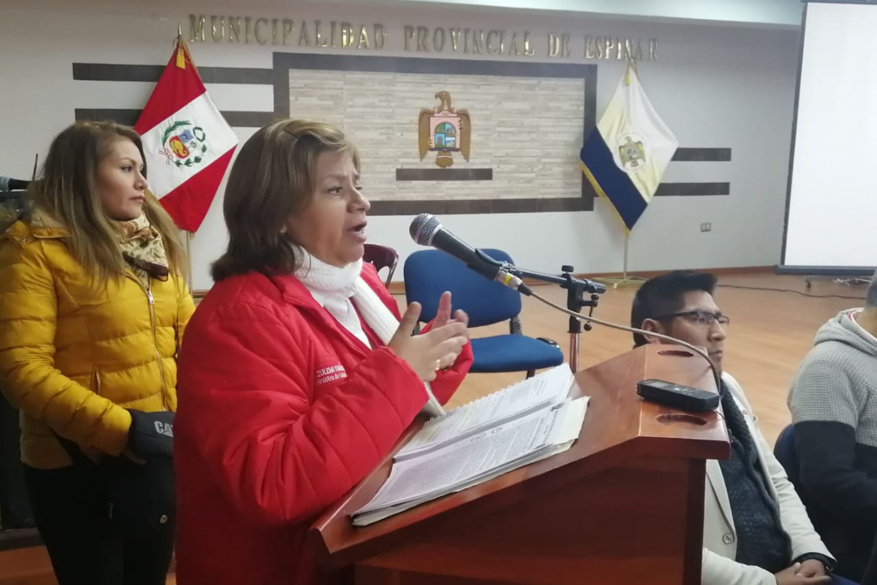 La ministra de Salud, Zulema Tomás, participó en mesa de diálogo con autoridades regionales y locales y dirigentes de la provincia de Espinar, región Cusco.