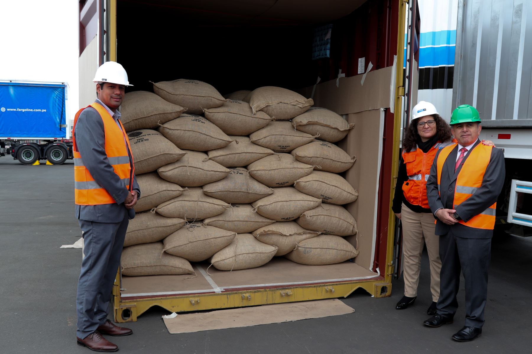 Ministra del Ambiente, Lucía Ruíz supervisó envío de 50 toneladas de cacao fino “ libre de deforestación ” exportado a  Italia desde Madre de Dios.
Foto: Minam