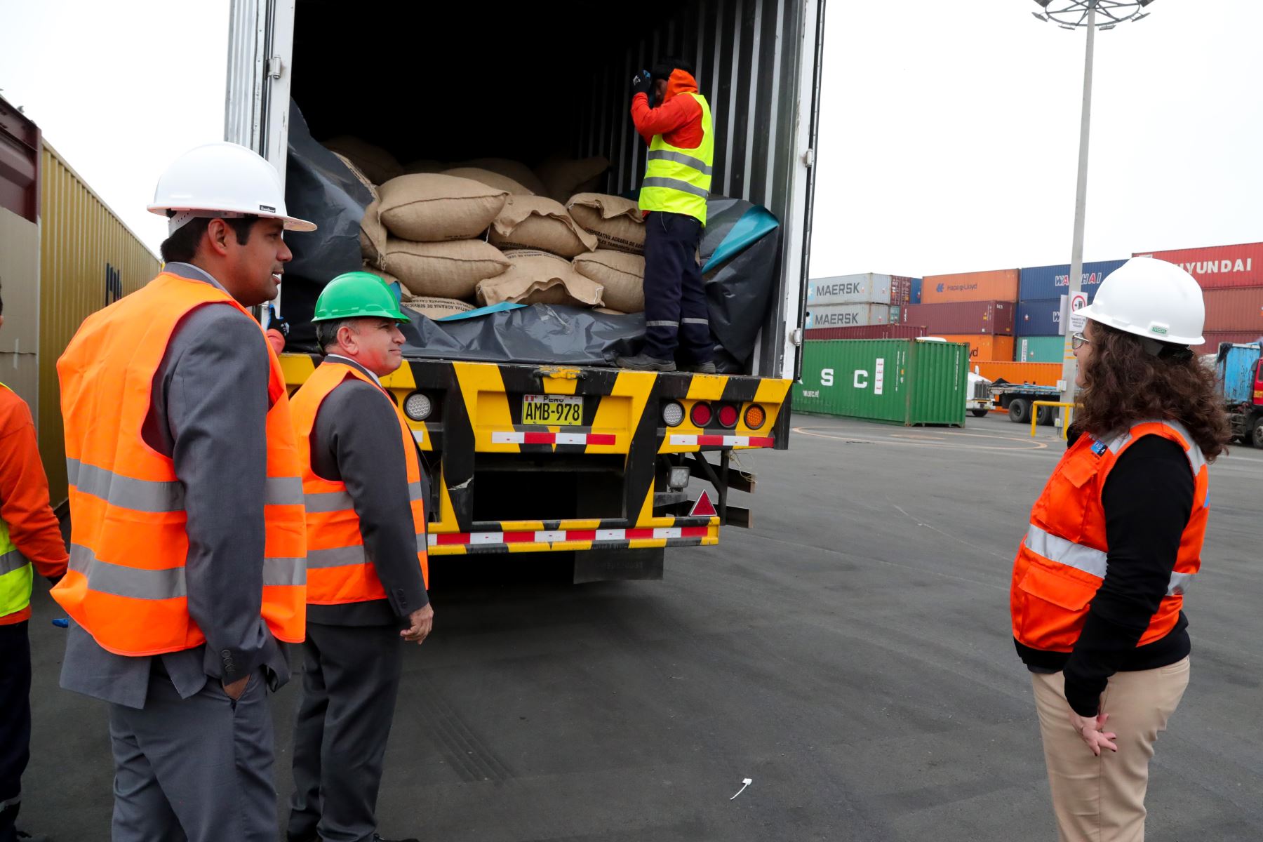 Ministra del Ambiente, Lucía Ruíz supervisó envío de 50 toneladas de cacao fino “ libre de deforestación ” exportado a  Italia desde Madre de Dios.
Foto: Minam