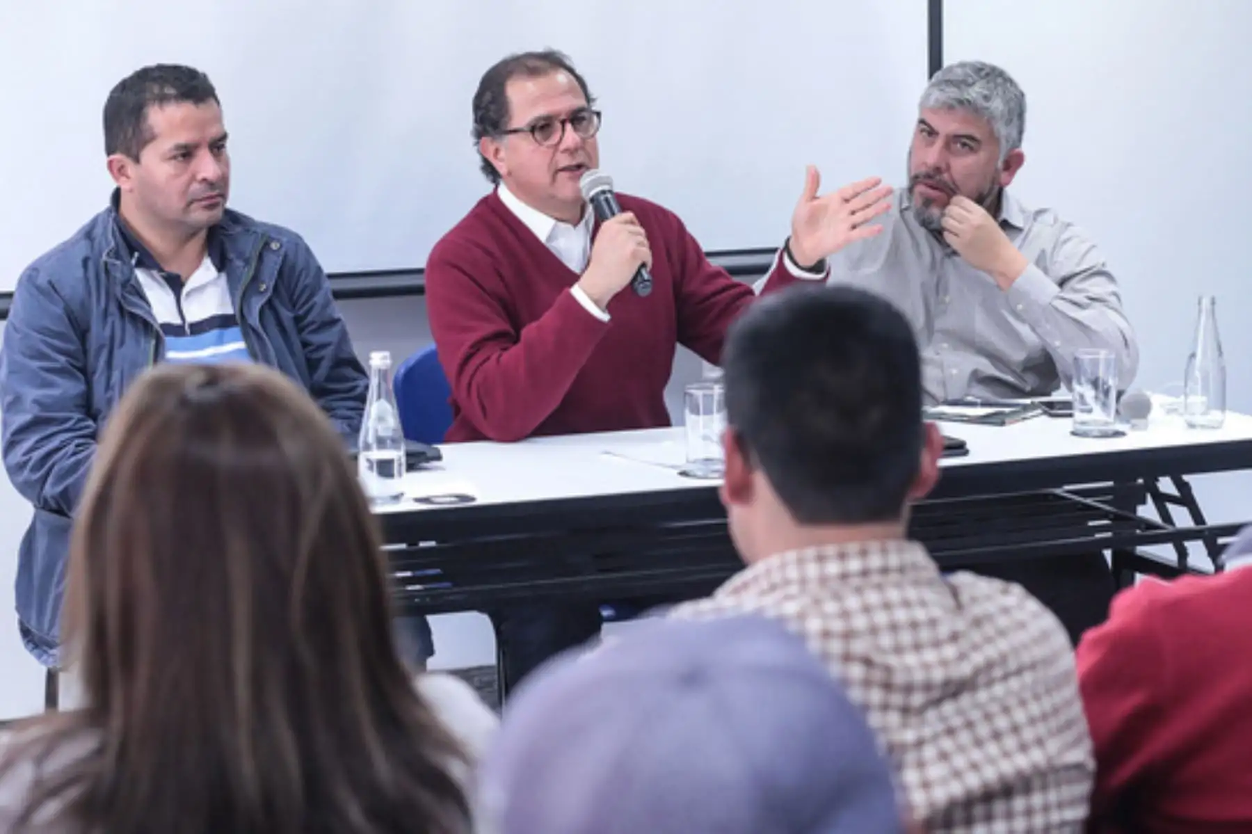 El ministro de Energía y Minas, Francisco Ísmodes, se reunió hoy con más de 30 asociaciones de base de la provincia de Islay (Arequipa).