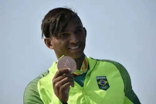 Isaquias Queiroz Dos Santos es una de las carta de medalla de oro de Brasil en canotaje