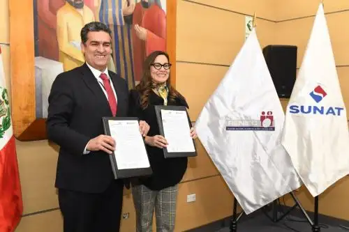 Jefes del Reniec, Bernardo Pachas y Sunat, Claudia Suárez, firman convenio de colaboración. Foto: Cortesía.