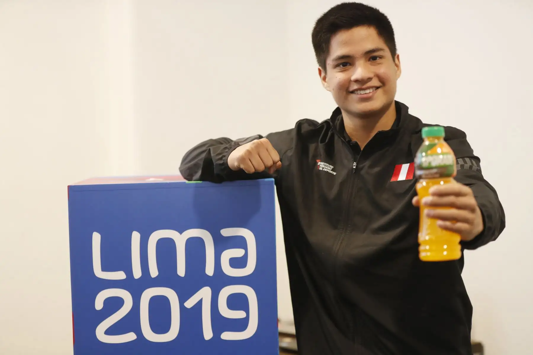 Mariano Wong, representante de la selección en Karate, presenta la bebida oficial  Sporade que beberán los deportistas durante la competencia en los Juegos Panamericanos Lima 2019.
Foto: ANDINA/Josue Ramos