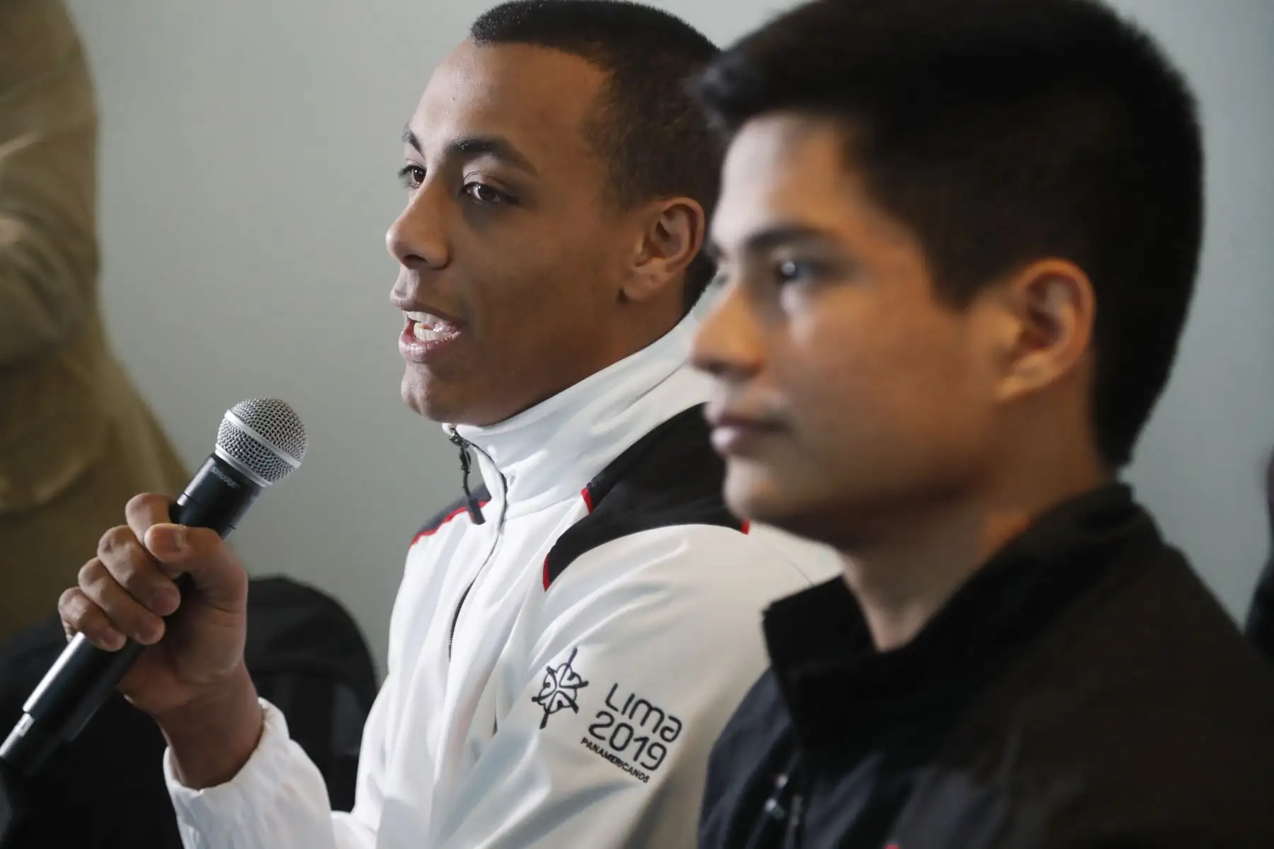 Álvaro Hidalgo, representante de la selección de voley masculino, presenta la bebida oficial  Sporade que beberán los deportistas durante la competencia en los Juegos Panamericanos Lima 2019.
Foto: ANDINA/Josue Ramos