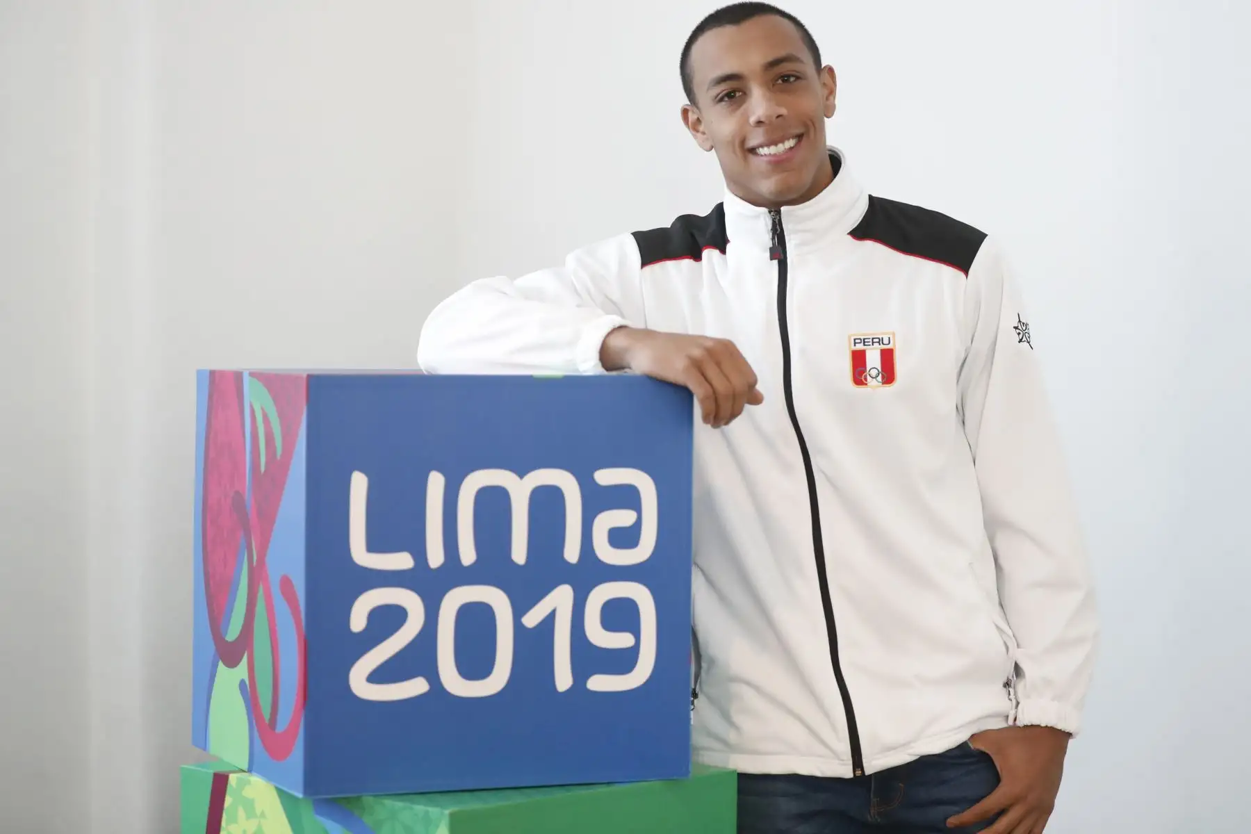 Álvaro Hidalgo, representante de la selección de voley masculino, presenta la bebida oficial  Sporade que beberán los deportistas durante la competencia en los Juegos Panamericanos Lima 2019.
Foto: ANDINA/Josue Ramos