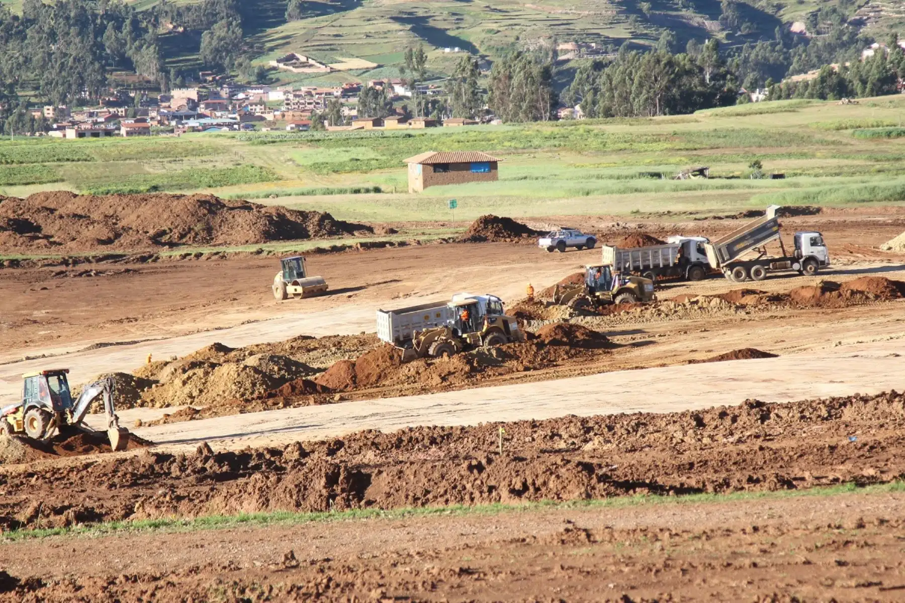 Movimiento de tierras para construir el aeropuerto internacional de Chinchero en Cusco. Foto: Cortesía.