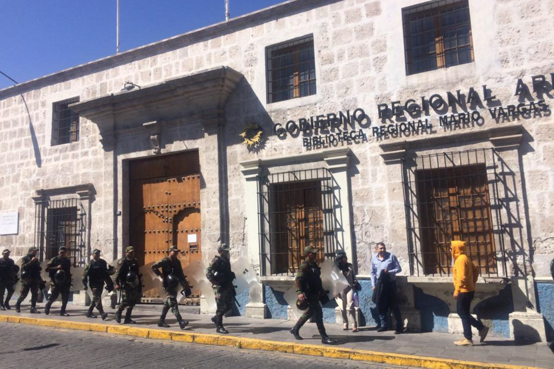 Policía Nacional refuerza la seguridad en la ciudad de Arequipa por reunión de presidente Vizcarra con gobernadores regionales.