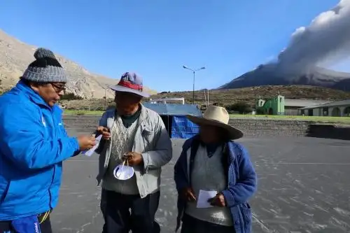 EsSalud ha brindado más de 700 atenciones médicas y ha distribuido mascarillas a los pobladores afectados por las explosiones y lluvia de cenizas del volcán Ubinas.