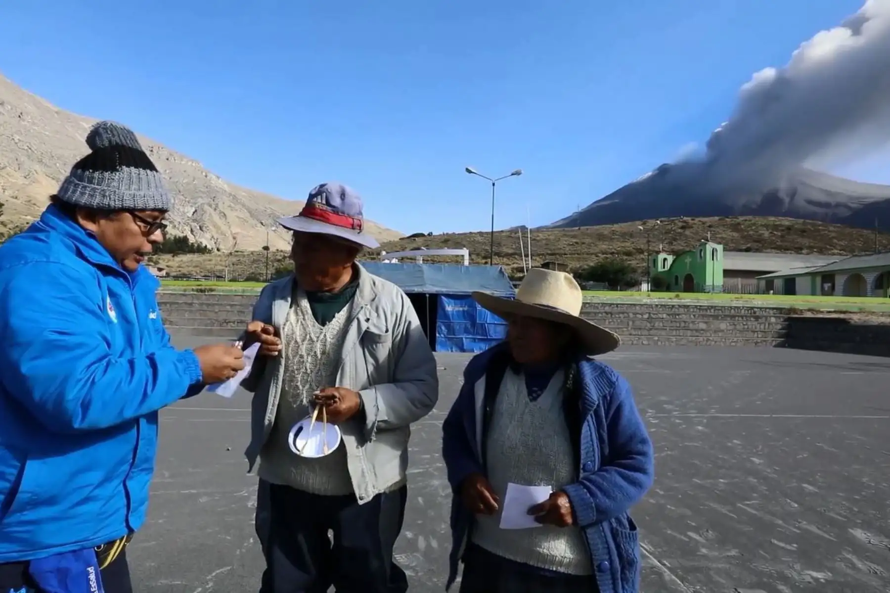 EsSalud ha brindado más de 700 atenciones médicas y ha distribuido mascarillas a los pobladores afectados por las explosiones y lluvia de cenizas del volcán Ubinas.