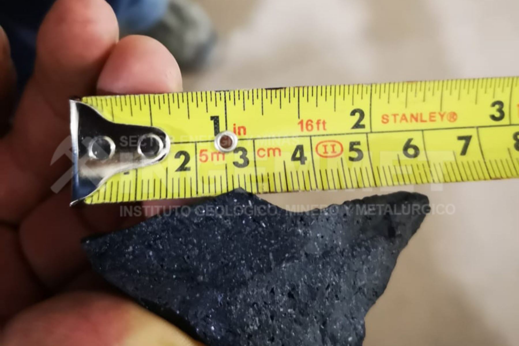 Proyectiles balísticos o fragmentos incandescentes expulsados por el volcán Ubinas miden hasta 6.4 centímetros. Foto: Ingemmet