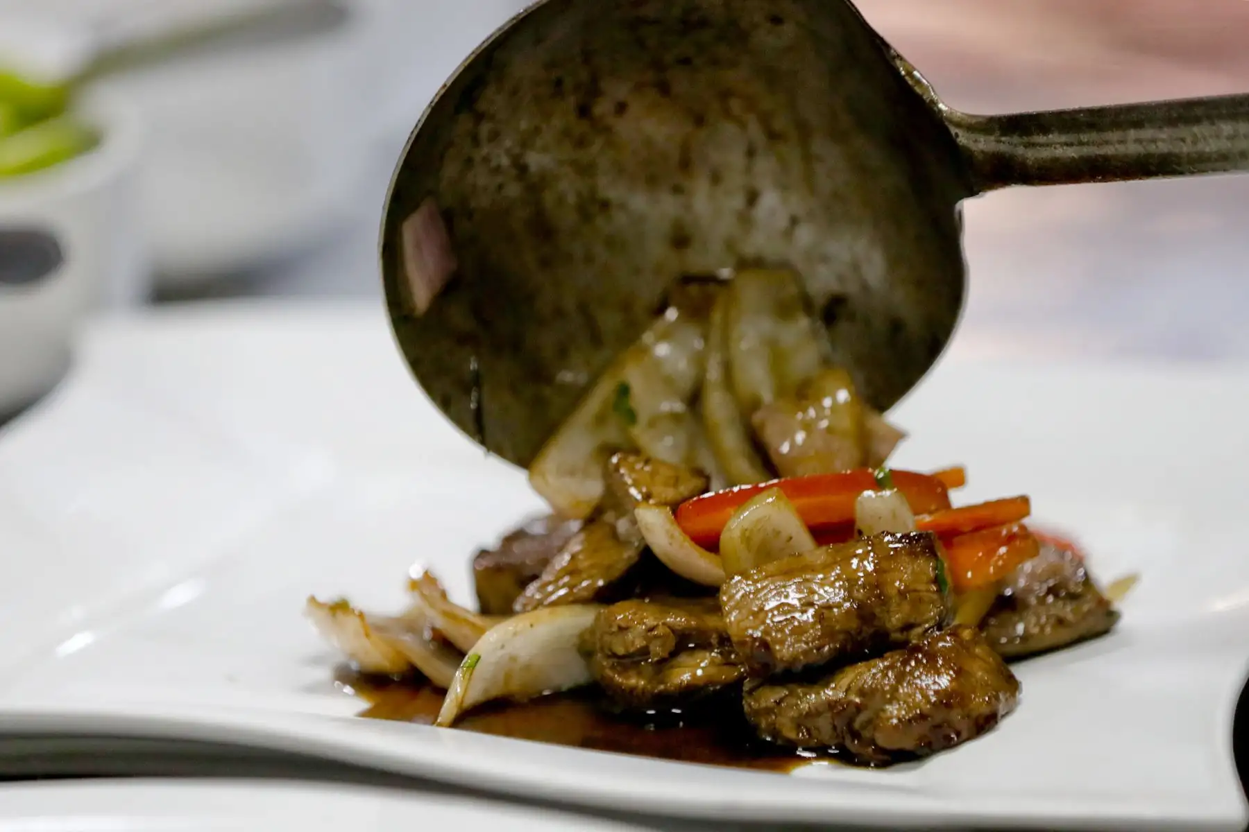 La presentación conocido en el mundo culinario como emplatado es básico en la presentación. Como bien dice don Walter, la gastronomía evoluciona y con ello las formas de llegar al consumidor de diferentes maneras.. Foto: ANDINA/Josue Ramos