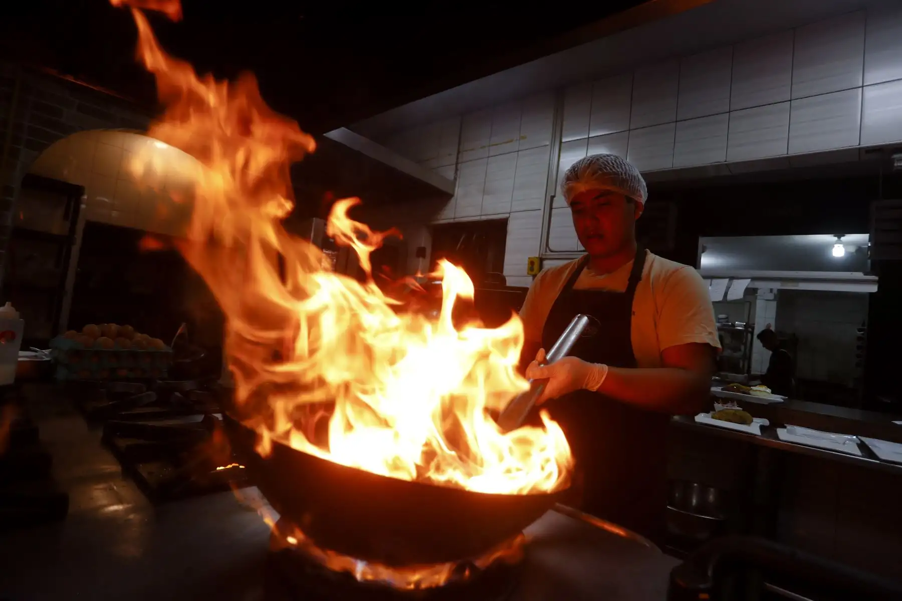 El fogón en "Donde Walter" no se apaga nunca y así el hijo del gestor de esta iniciativa gastronómica continúa la tradición guardando celosamente los secretos que encierran en su carta. Foto: ANDINA/Josue Ramos