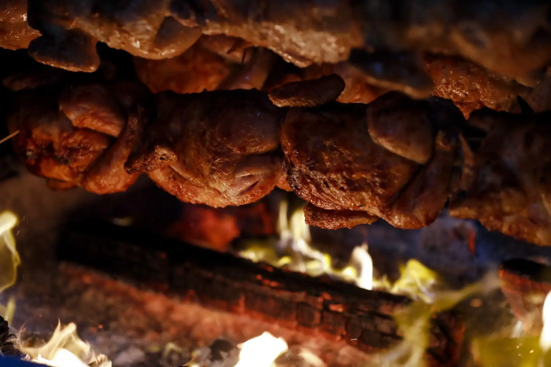 Bajo el calor de las brasas, el pollo a la brasa es el plato por excelencia en las mesas nacionales. El secreto de su preparación difiere, pero siempre concluye en la sabrosura de su jugosa presentación acompañado con las sabrosas papas amarillas peruanas. Foto: ANDINA/Josue Ramos