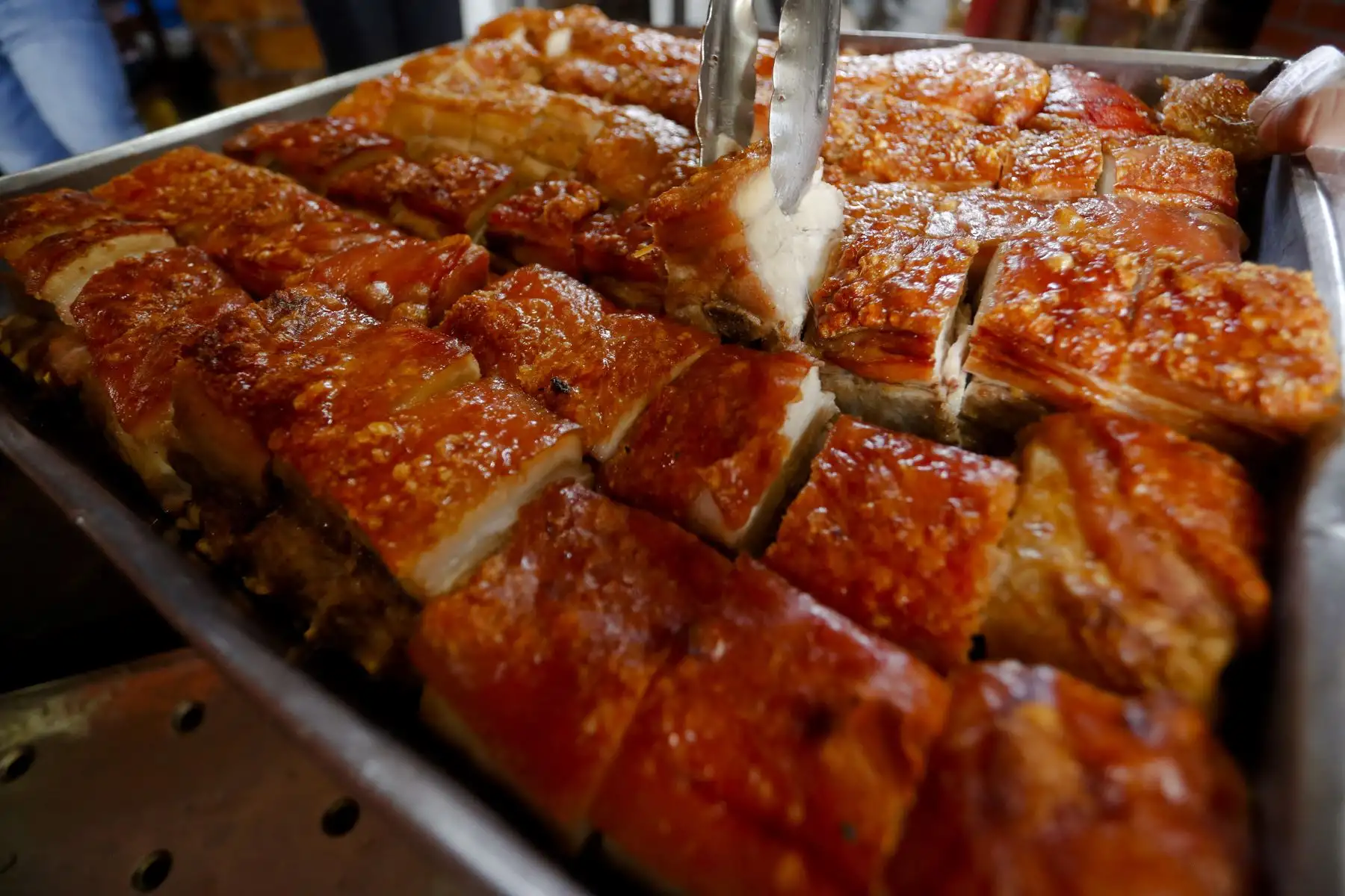 El chancho a la caja china se ha incorporado recientemente a nuestra gastronomía nacional con tal aceptación que hoy está presente en las cartas de los restaurantes en su clásica preparación y hasta con fusiones orientales. Foto: ANDINA/Josue Ramos