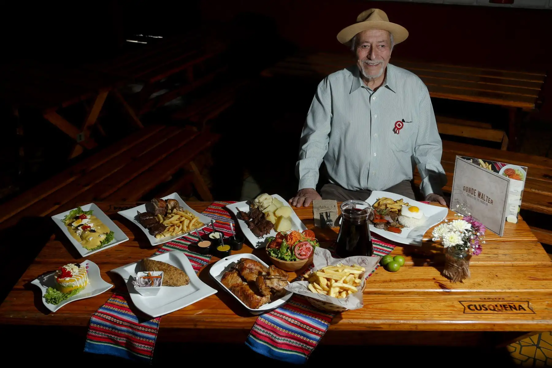 Con toda una vida dedicada al sabor peruano, don Walter Rodriguez es un emprendedor culinario que hoy entrega la posta del sabor a sus hijos, así como los secretos gastronómicos que encierra la fortaleza de "Donde Walter". Allí la presencia de las recetas tradicionales guarda escrupulosamente nuestra tradición con la fusión y así hoy 28 de julio celebran 14 años de sabrosuraa. Foto: ANDINA/Josue Ramos