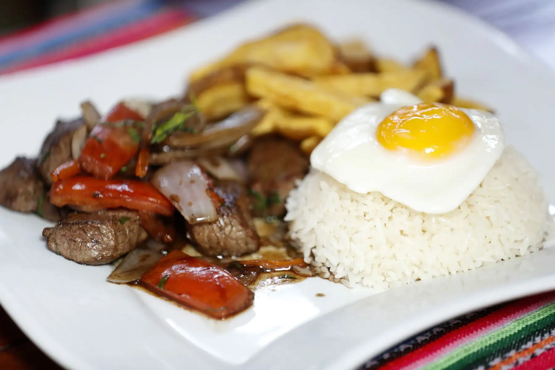 El emblemático lomo saltado, protagonista de la mesa peruana, en su versiòn popularmente conocida como  "a lo pobre", es uno de los platos más solicitados por los peruanos. Foto: ANDINA/Josue Ramos