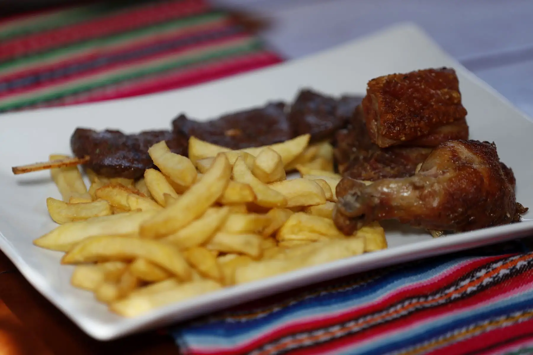 La sabrosura del anticucho peruano fusionado en un solo plato con el chancho al cilindro nos muestra la riquìsima variedad de nuestra gastronomía nacional.Foto: ANDINA/Josue Ramos