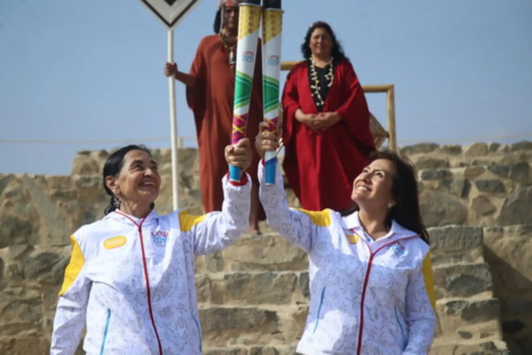 La directora de la zona arqueológica de Caral, Ruth Shady. entregó la Antorcha Panamericana a la ministra de Transportes y Comunicaciones, María Jara.