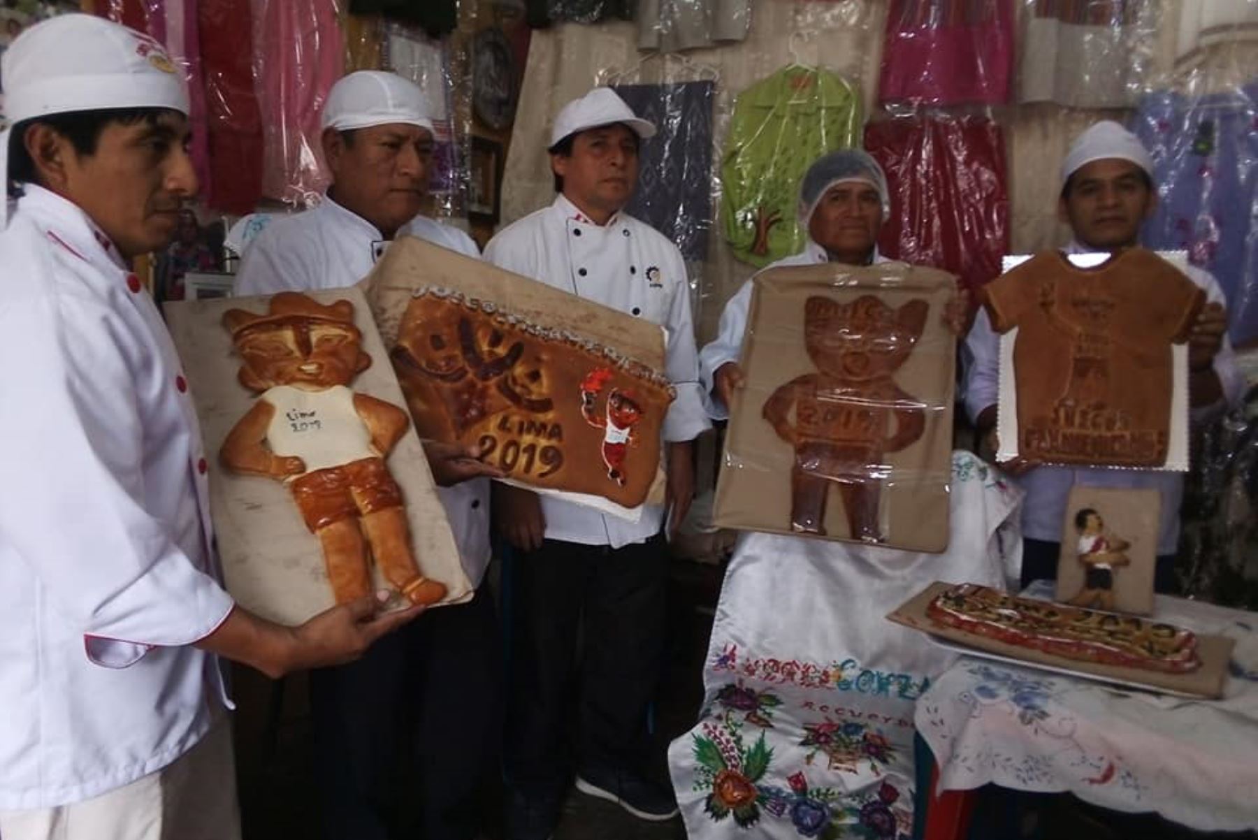 Maestros panificadores del distrito chiclayano de Monsefú (Lambayeque) han creado panes gigantes con diseños inspirados en Lima 2019.