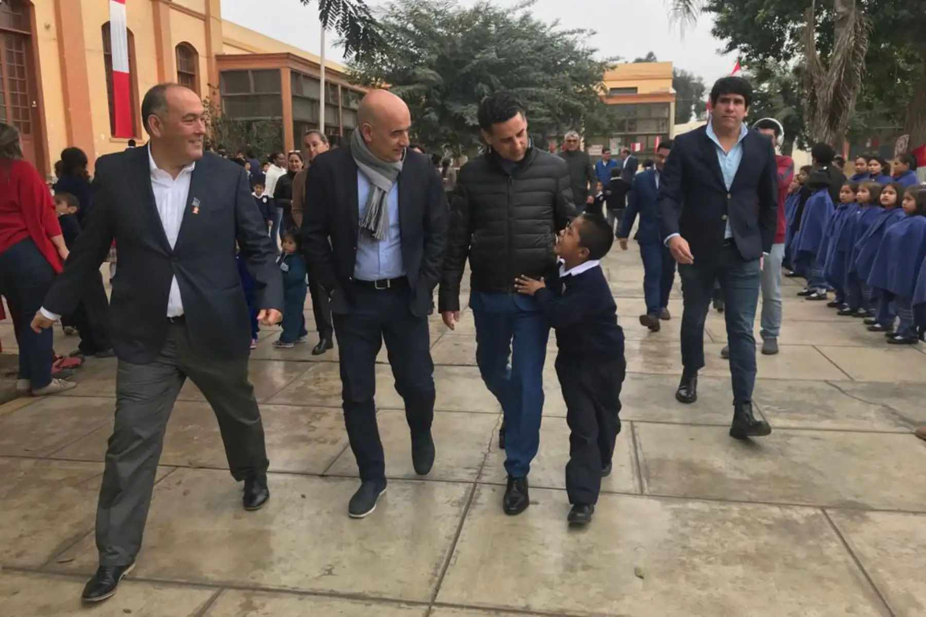 El tenor peruano Juan Diego Flórez visitó el Puericultorio Pérez Araníbar donde y  firmó un acuerdo para llevar el proyecto Sinfonía por el Perú a los niños y niñas de la institución.
Foto: Beneficencia de Lima