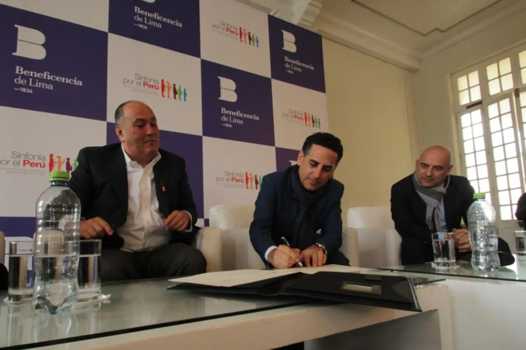 El tenor peruano Juan Diego Flórez visitó el Puericultorio Pérez Araníbar donde y  firmó un acuerdo para llevar el proyecto Sinfonía por el Perú a los niños y niñas de la institución.
Foto: Beneficencia de Lima
