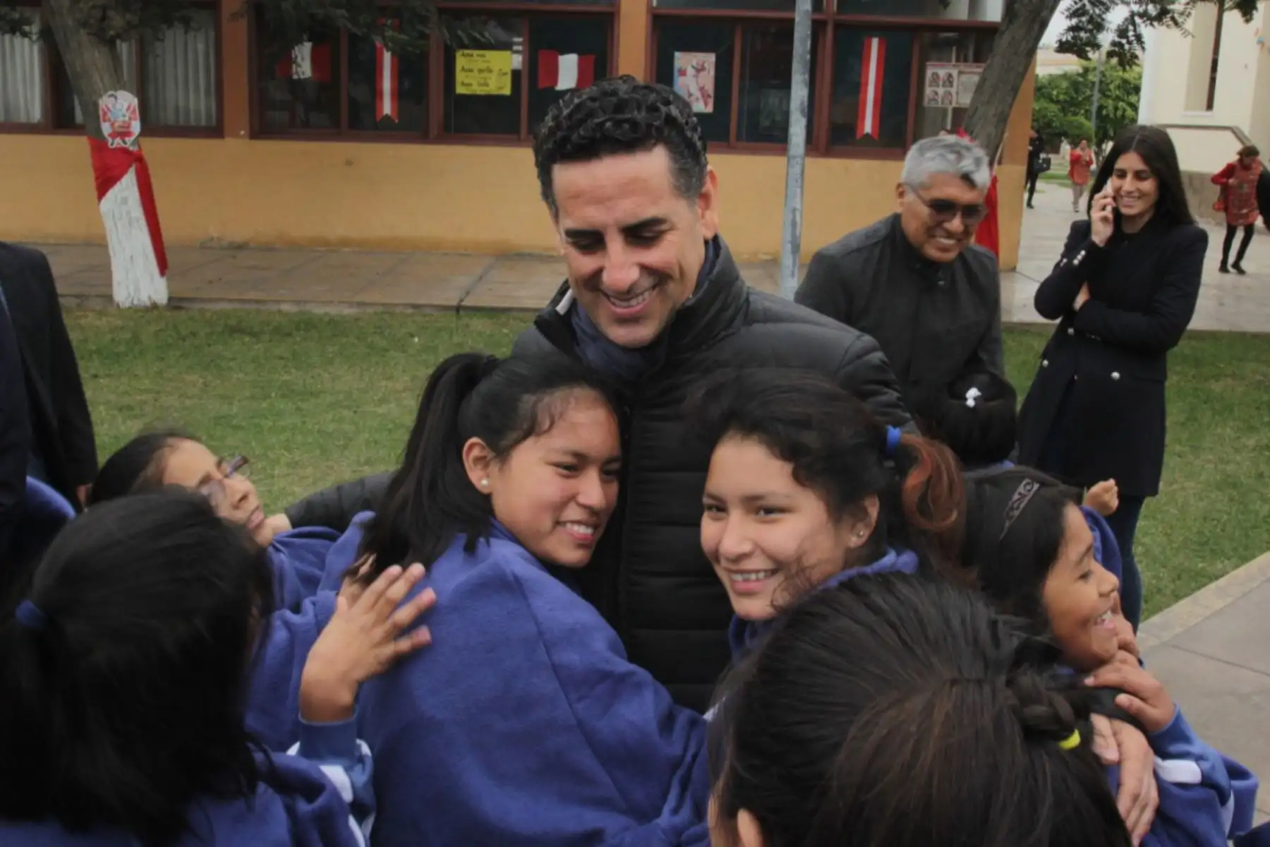 El tenor peruano Juan Diego Flórez visitó el Puericultorio Pérez Araníbar donde y  firmó un acuerdo para llevar el proyecto Sinfonía por el Perú a los niños y niñas de la institución.
Foto: Beneficencia de Lima