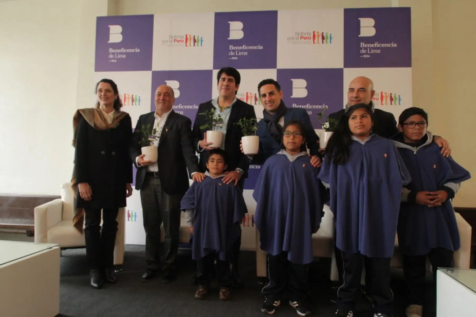 El tenor peruano Juan Diego Flórez visitó el Puericultorio Pérez Araníbar donde y  firmó un acuerdo para llevar el proyecto Sinfonía por el Perú a los niños y niñas de la institución.
Foto: Beneficencia de Lima
