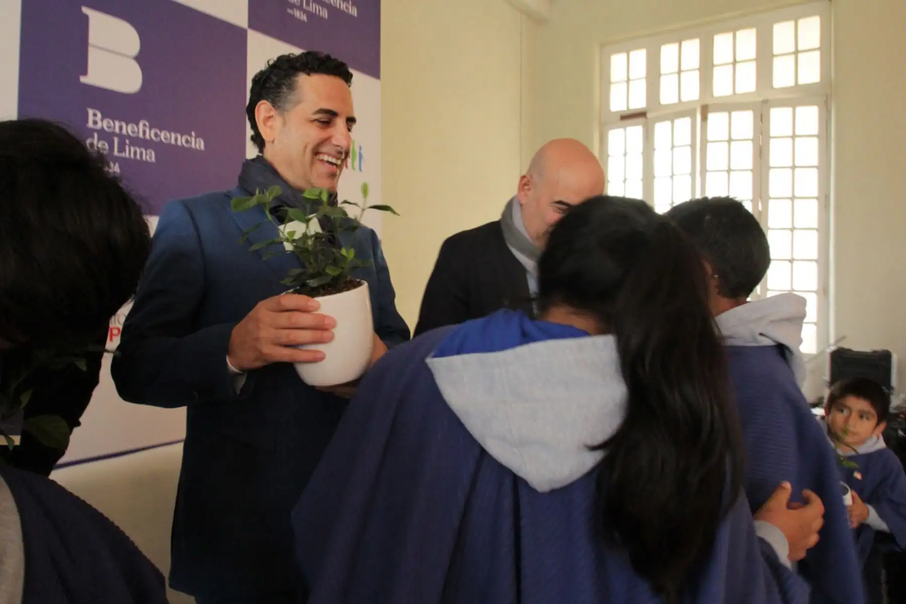El tenor peruano Juan Diego Flórez visitó el Puericultorio Pérez Araníbar donde y  firmó un acuerdo para llevar el proyecto Sinfonía por el Perú a los niños y niñas de la institución.
Foto: Beneficencia de Lima