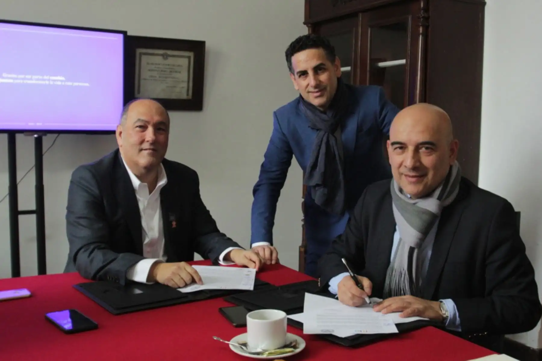 El tenor peruano Juan Diego Flórez visitó el Puericultorio Pérez Araníbar donde y  firmó un acuerdo para llevar el proyecto Sinfonía por el Perú a los niños y niñas de la institución.
Foto: Beneficencia de Lima