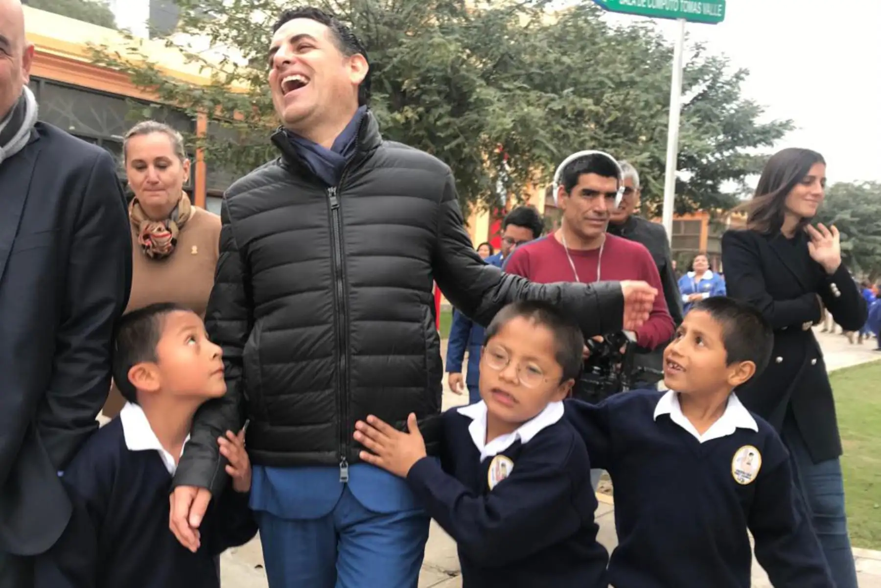 El tenor peruano Juan Diego Flórez visitó el Puericultorio Pérez Araníbar donde y  firmó un acuerdo para llevar el proyecto Sinfonía por el Perú a los niños y niñas de la institución.
Foto: Beneficencia de Lima