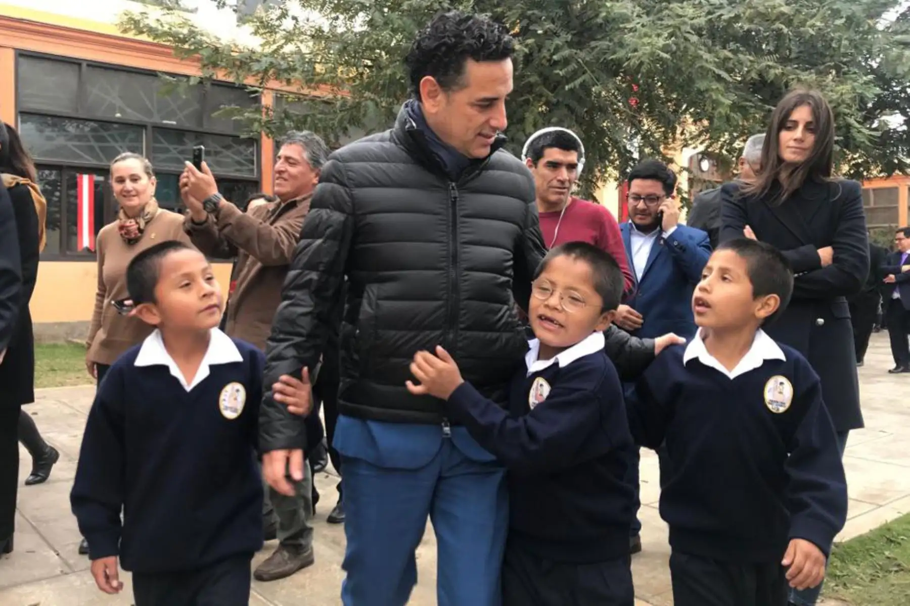 El tenor peruano Juan Diego Flórez visitó el Puericultorio Pérez Araníbar donde y  firmó un acuerdo para llevar el proyecto Sinfonía por el Perú a los niños y niñas de la institución.
Foto: Beneficencia de Lima