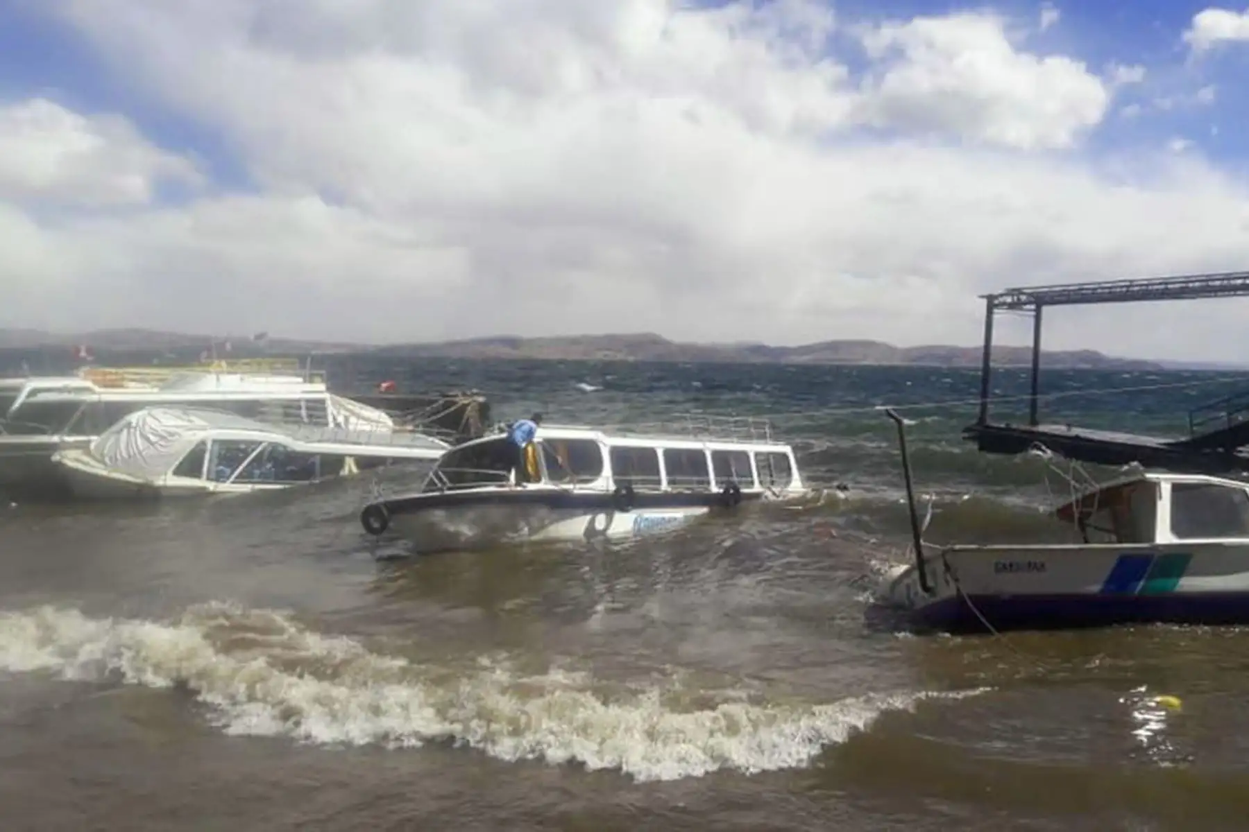 Vientos fuertes causan oleajes anómalos en el lago Titicaca, en Puno. ANDINA