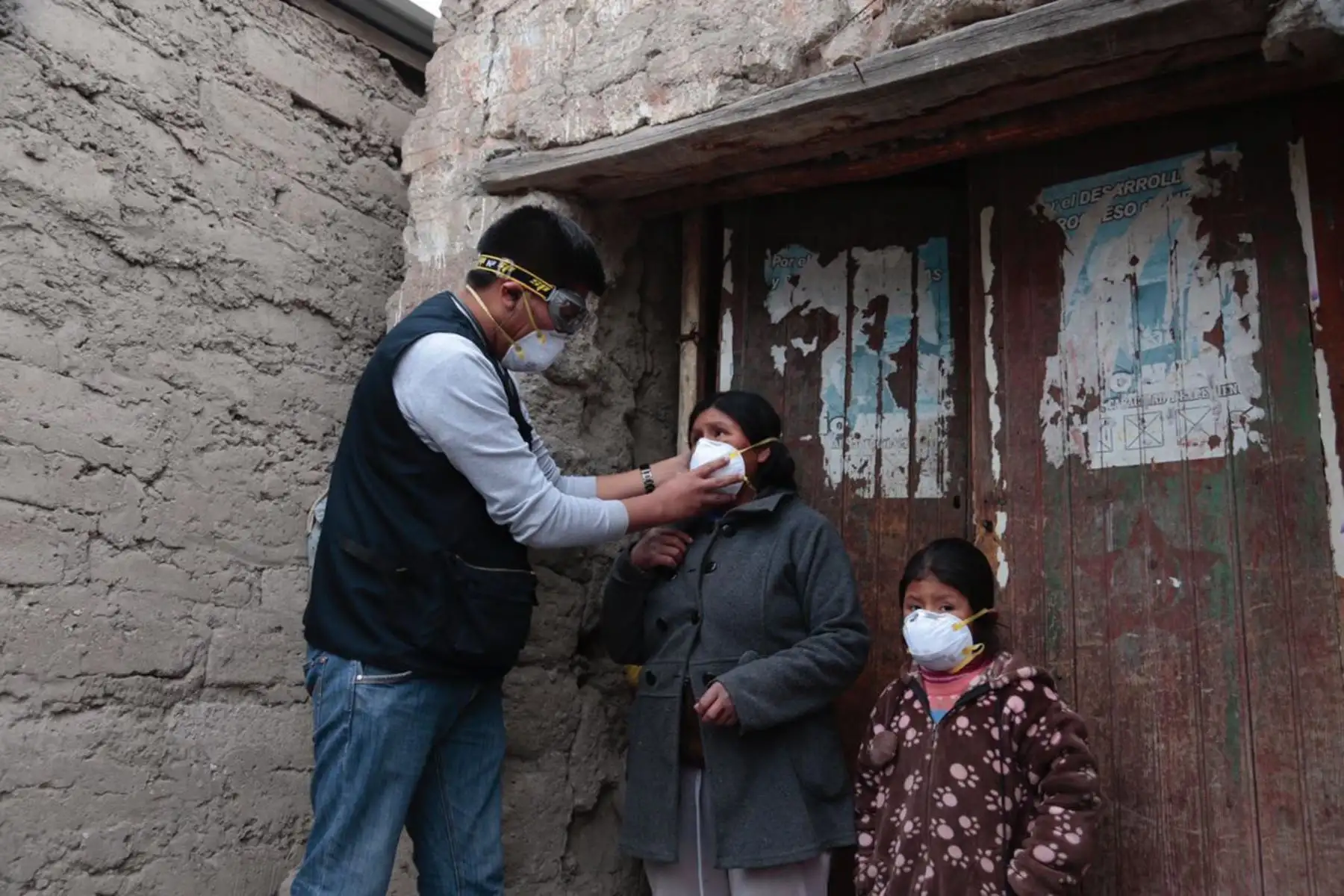 Especialistas del Minsa preparan a pobladores de zona afectada por actividad del volcán Ubinas para posible evacuación.