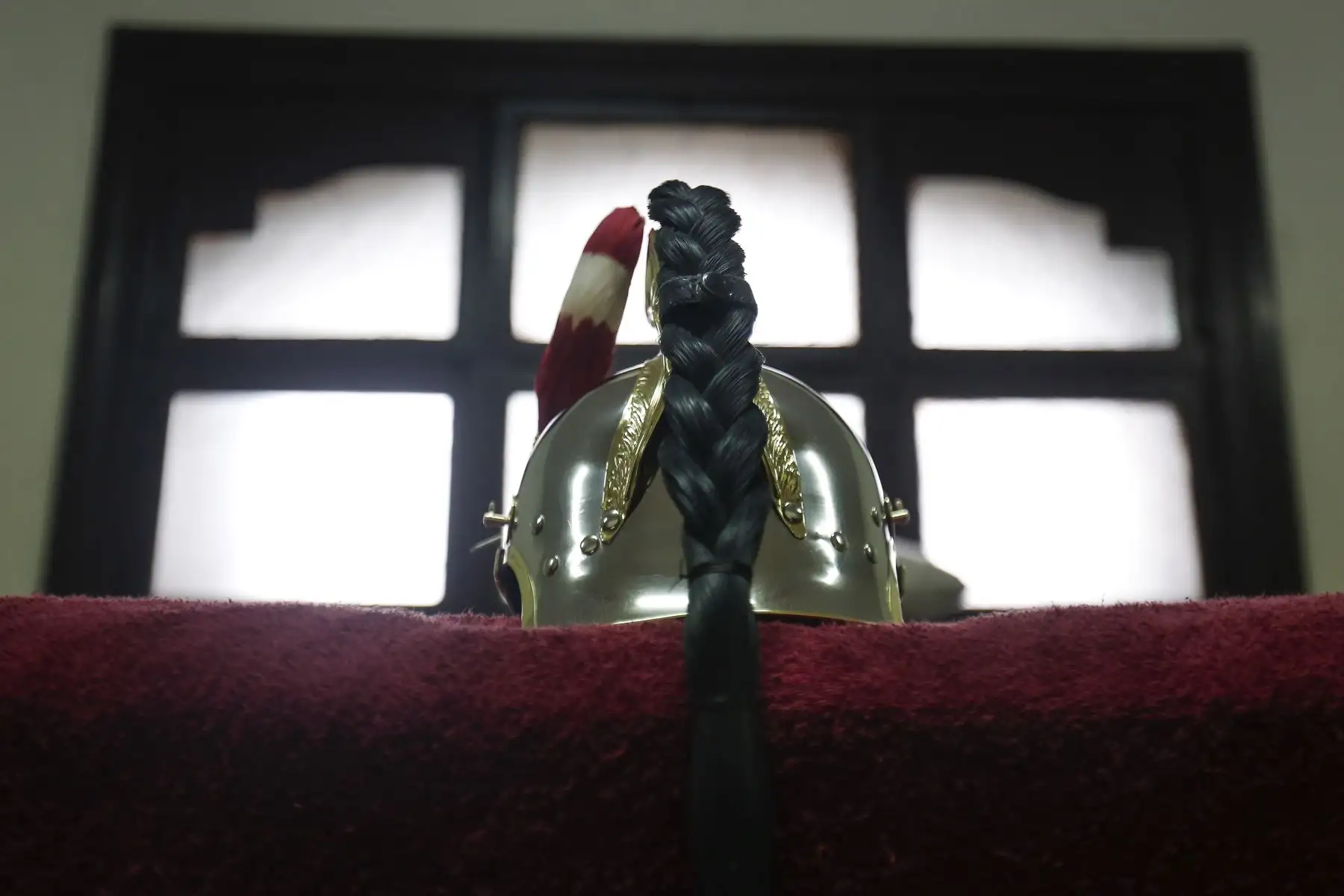 Dicho regimiento cuidó la vida y acompañaron a los actos oficiales a diversos mandatarios. Sus integrantes visten casco de plata con metal dorado, polaca negra con botones dorados, charreteras doradas para oficiales y rojas para el personal subalterno, botas negras de tubo y pantalón de montar de color rojo con una franja negra en la parte exterior de las piernas. Foto: ANDINA/Carla Patiño/Prensa Presidencia