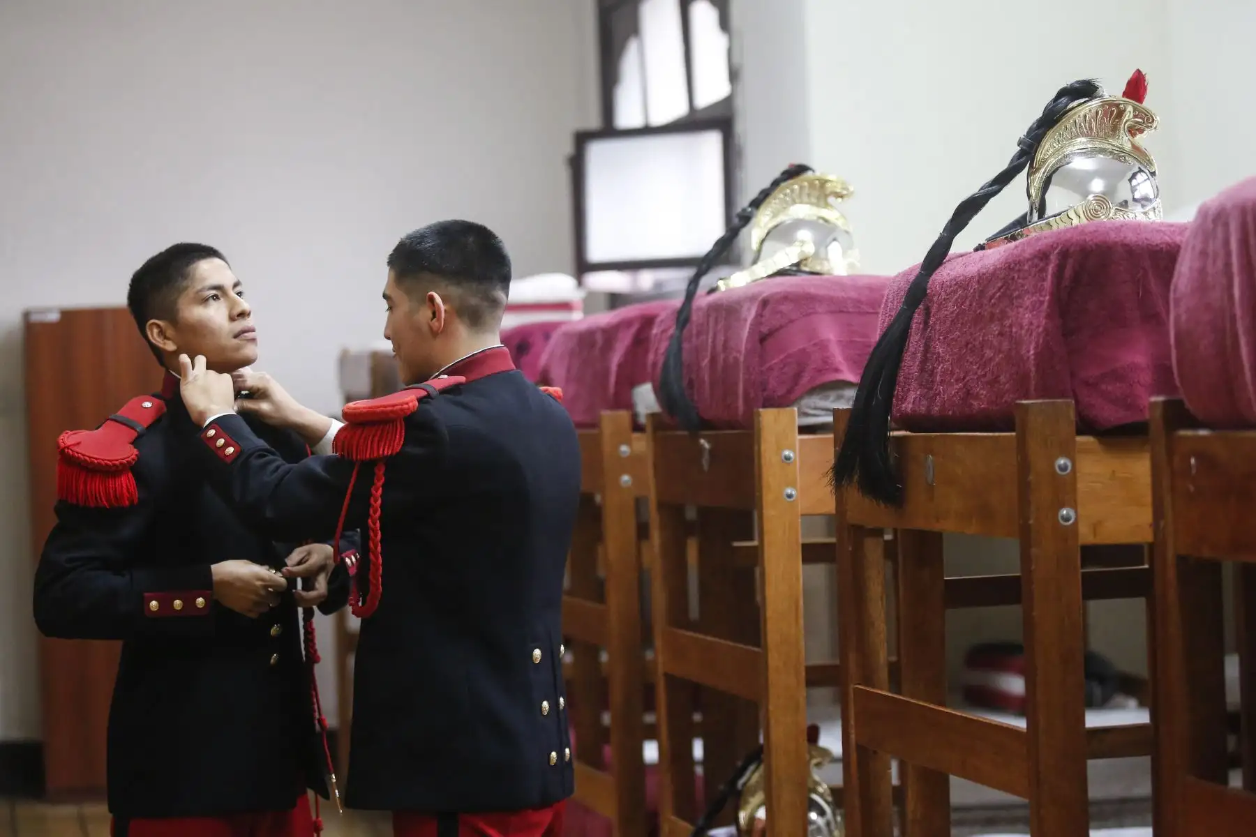 Dicho regimiento cuidó la vida y acompañaron a los actos oficiales a diversos mandatarios. Sus integrantes visten casco de plata con metal dorado, polaca negra con botones dorados, charreteras doradas para oficiales y rojas para el personal subalterno, botas negras de tubo y pantalón de montar de color rojo con una franja negra en la parte exterior de las piernas. Foto: ANDINA/Carla Patiño/Prensa Presidencia