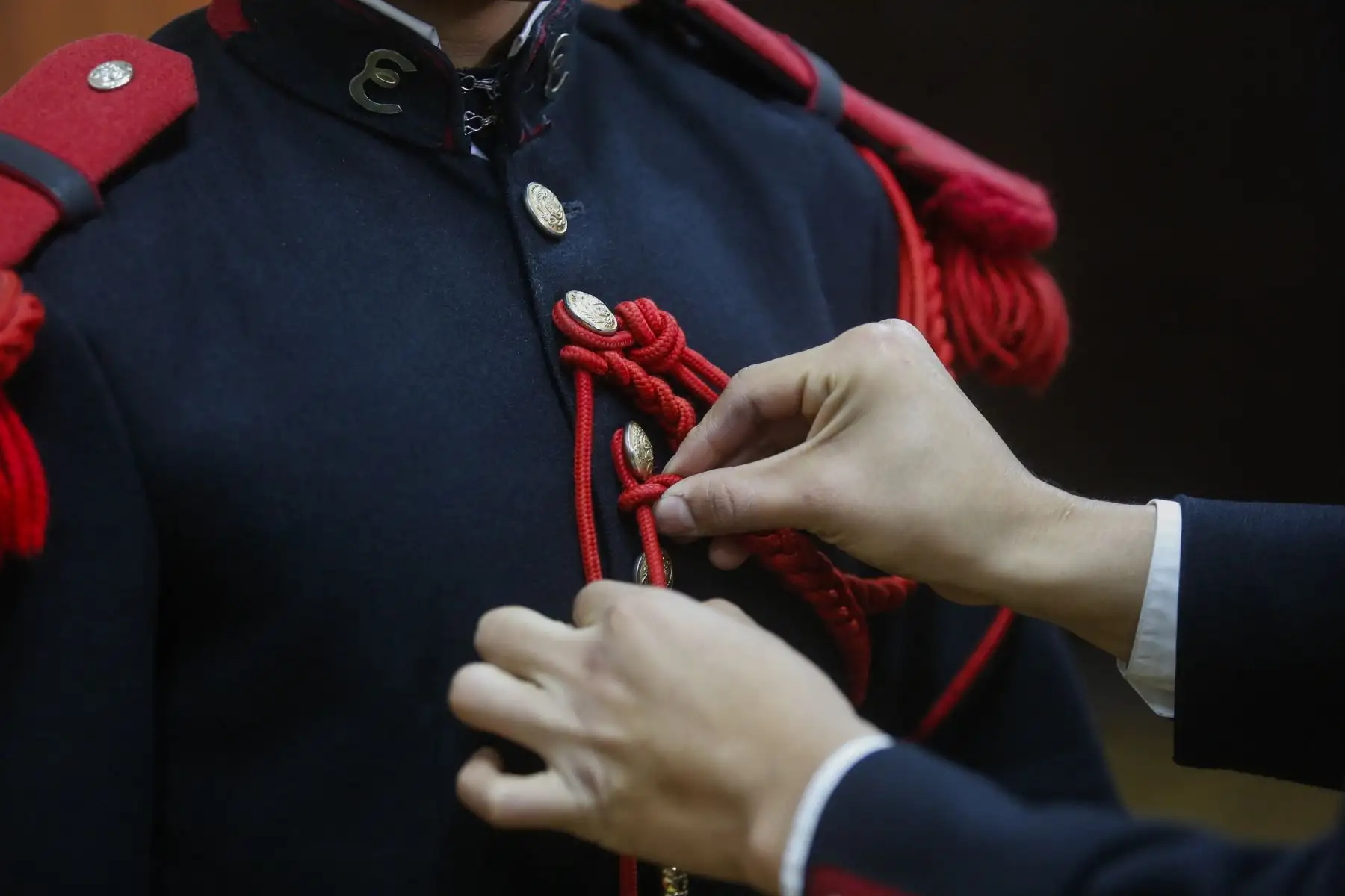 Dicho regimiento cuidó la vida y acompañaron a los actos oficiales a diversos mandatarios. Sus integrantes visten casco de plata con metal dorado, polaca negra con botones dorados, charreteras doradas para oficiales y rojas para el personal subalterno, botas negras de tubo y pantalón de montar de color rojo con una franja negra en la parte exterior de las piernas. Foto: ANDINA/Carla Patiño/Prensa Presidencia