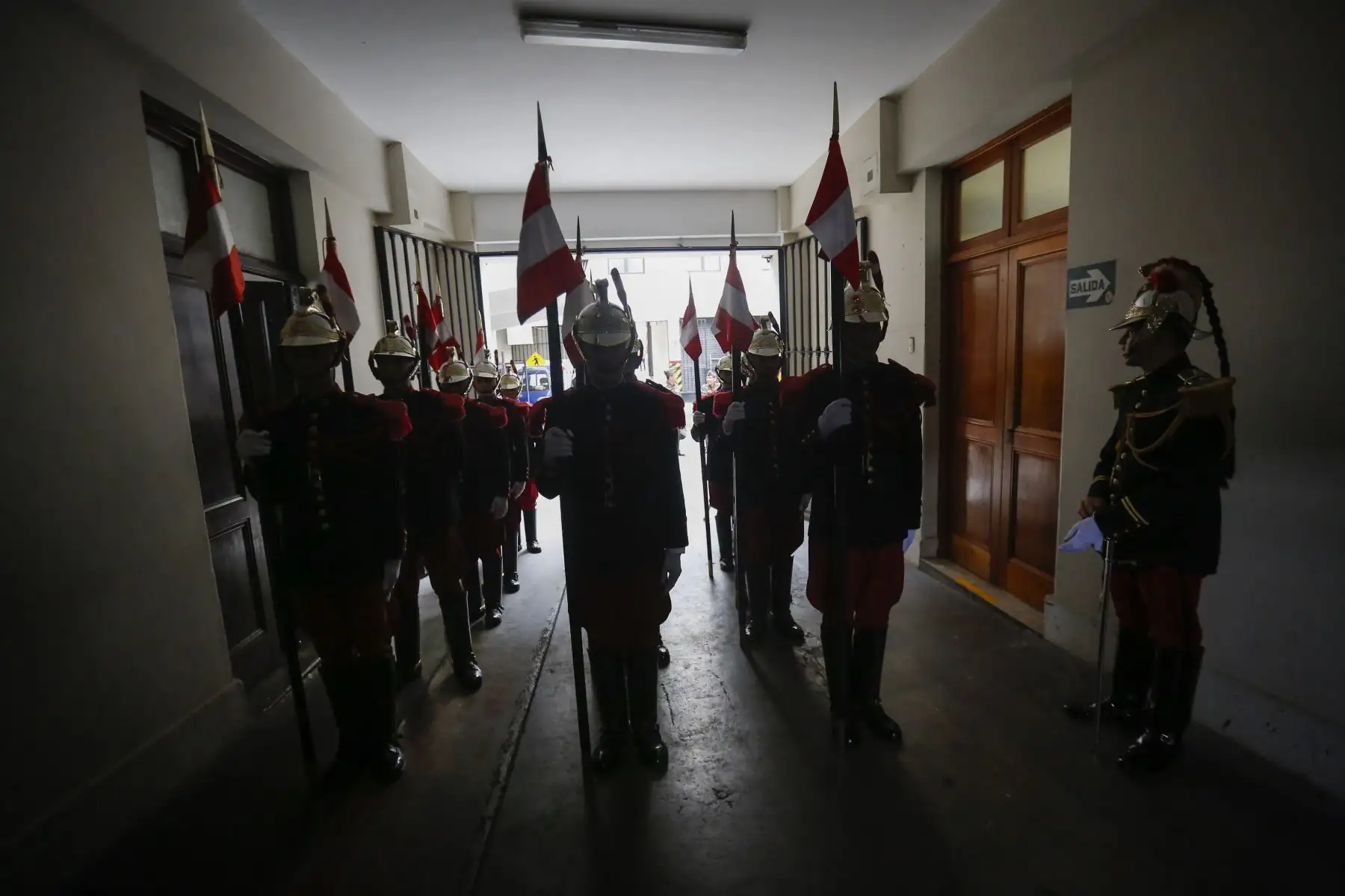 También se encargan del tradicional Cambio de Guardia en Palacio de Gobierno, donde sus integrantes hacen gala de su gallardía y porte que poseen, al compás de las piezas musicales que interpreta la Compañía Musical de Fanfarria de Caballería, conocida como La Farandola.Foto: ANDINA/Carla Patiño/Prensa Presidencia