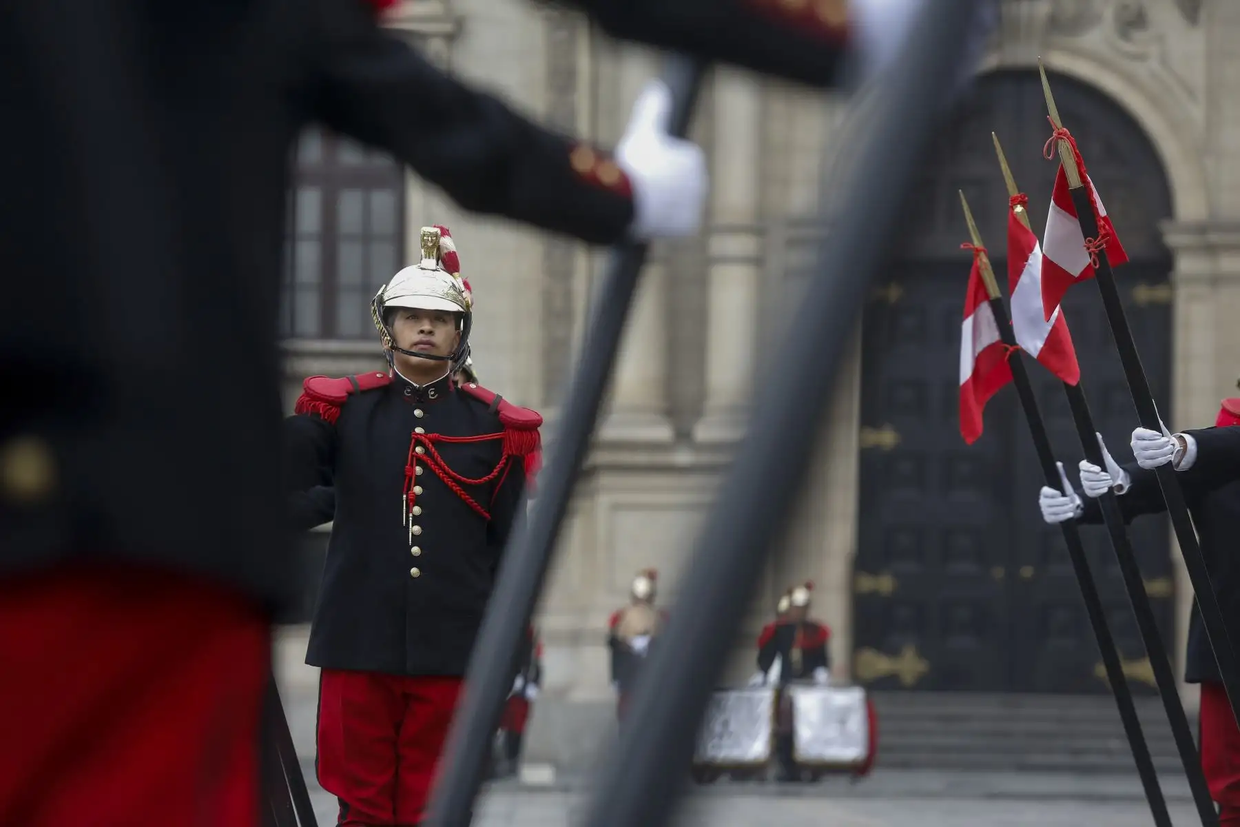 Actualmente, esta ceremonia de relevo se ha convertido en un acto protocolar de civismo y patriotismo, y es considerada un atractivo turístico que concita la atención de nacionales y extranjeros.
Foto: ANDINA/Carla Patiño/Prensa Presidencia