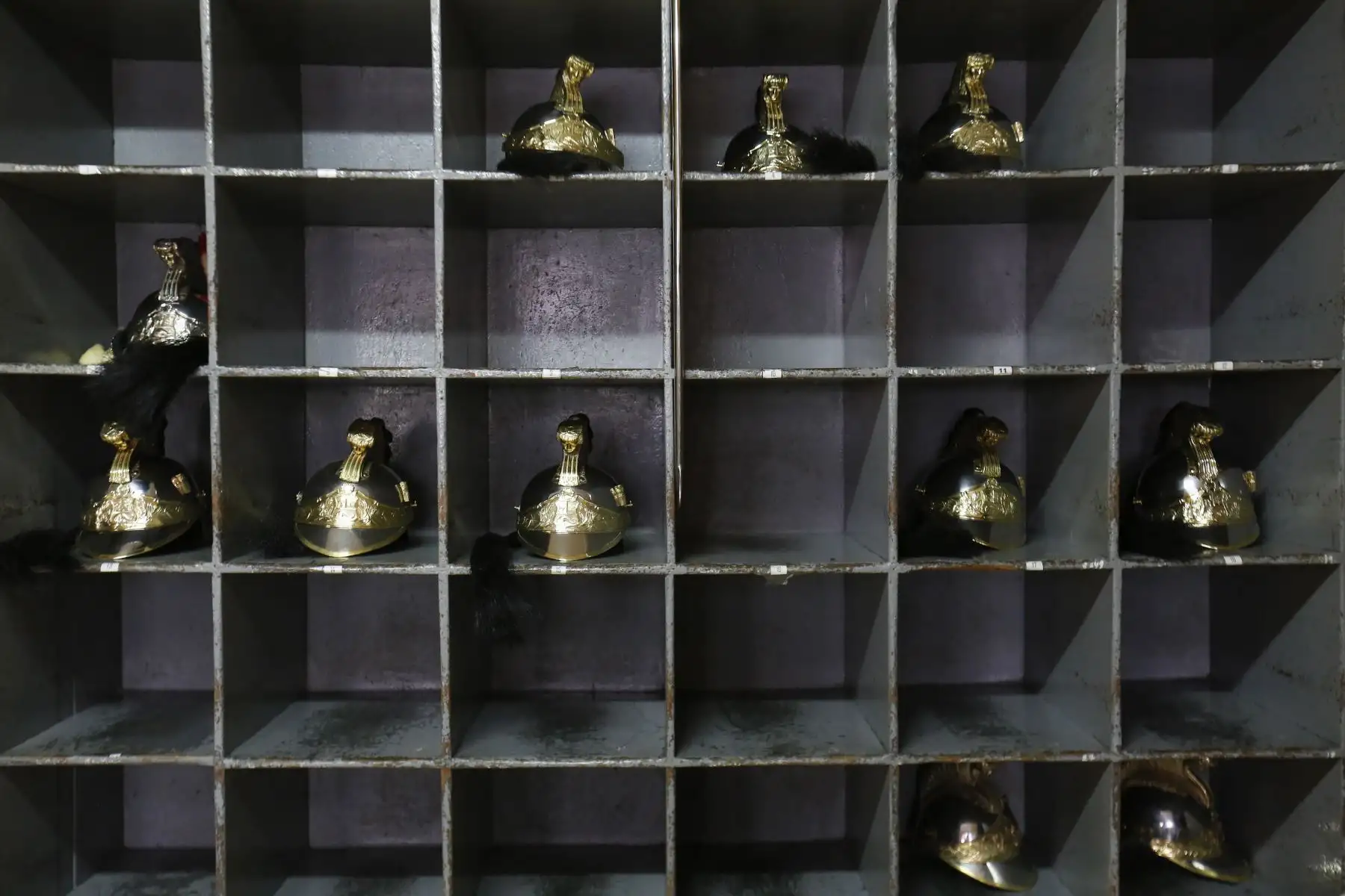 Dicho regimiento cuidó la vida y acompañaron a los actos oficiales a diversos mandatarios. Sus integrantes visten casco de plata con metal dorado, polaca negra con botones dorados, charreteras doradas para oficiales y rojas para el personal subalterno, botas negras de tubo y pantalón de montar de color rojo con una franja negra en la parte exterior de las piernas. Foto: ANDINA/Carla Patiño/Prensa Presidencia